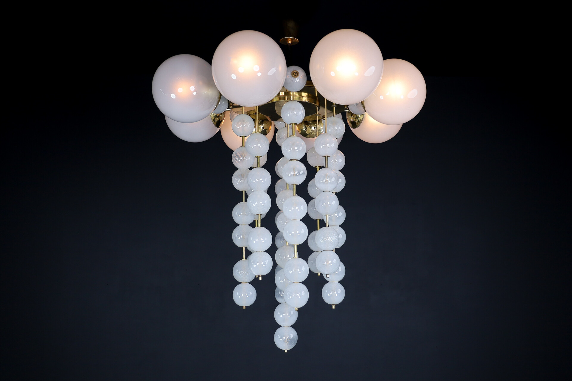 Mid century modern Grand Chandelier with Brass Fixture and Hand-blowed Frosted Glass Globes, 1960s Mid-20th century