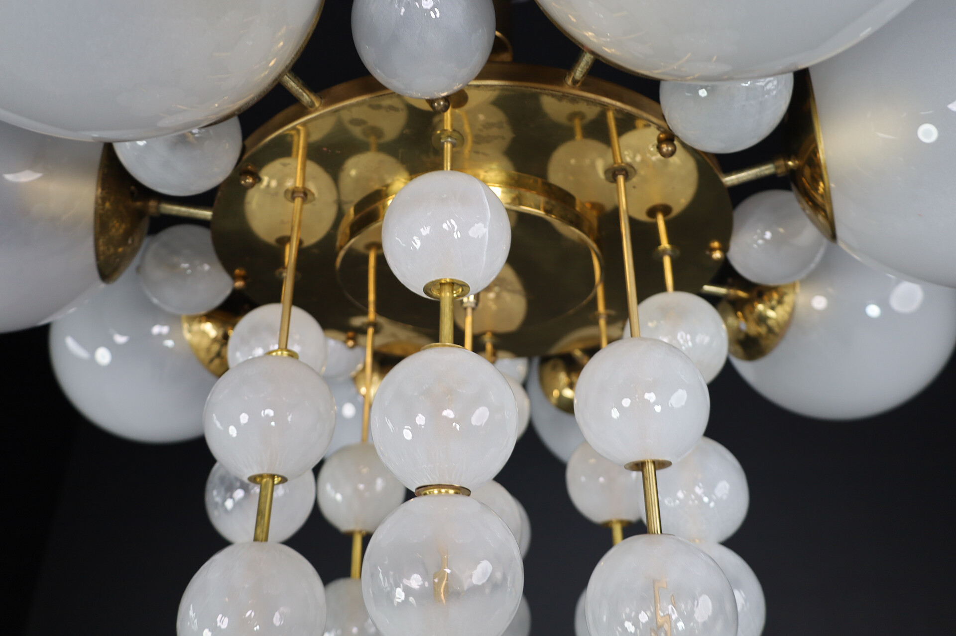 Mid century modern Grand Chandelier with Brass Fixture and Hand-blowed Frosted Glass Globes, 1960s Mid-20th century