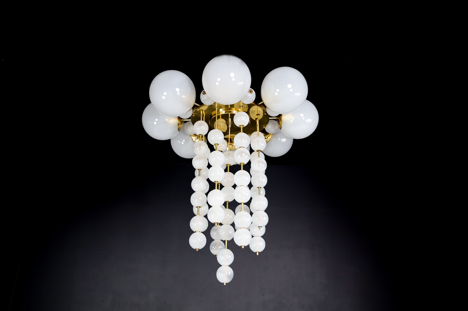 Mid century modern Grand Chandelier with Brass Fixture and Hand-blowed Frosted Glass Globes, 1960s Mid-20th century