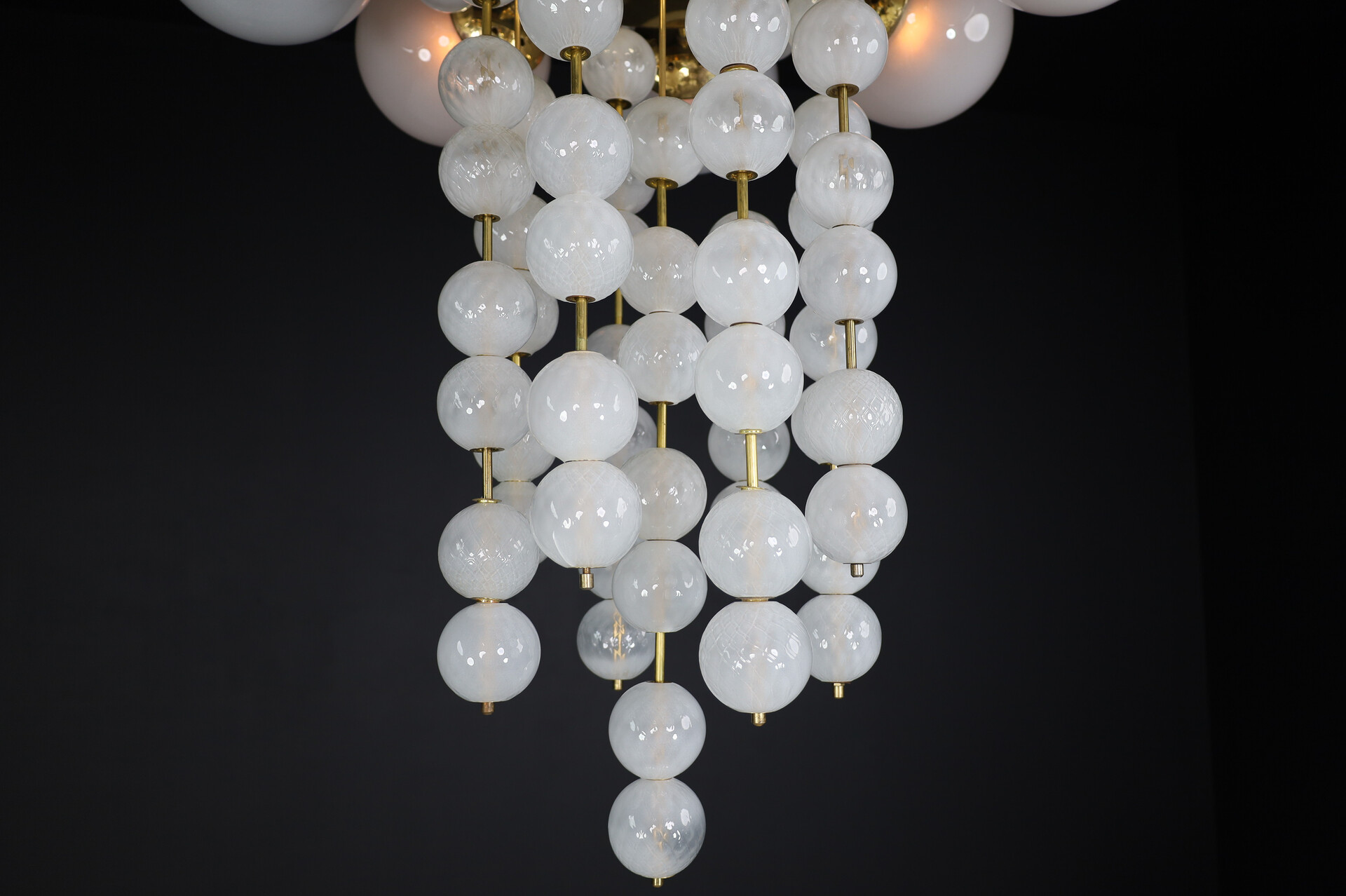 Mid century modern Grand Chandelier with Brass Fixture and Hand-blowed Frosted Glass Globes, 1960s Mid-20th century