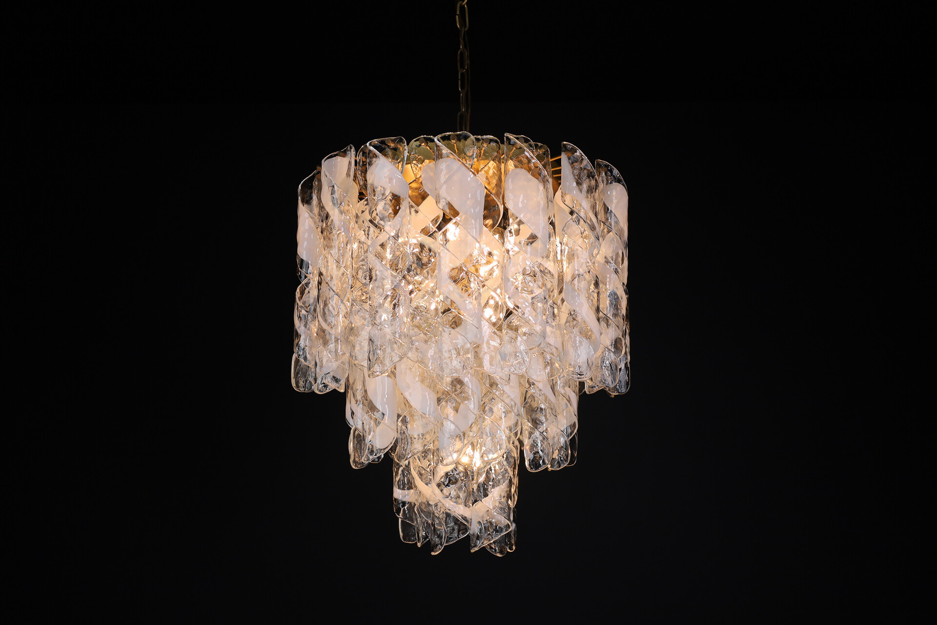 Mid century modern Grande Chandelier in art Glass and Brass  by Carlo Nason Italy, 1960's Mid-20th century