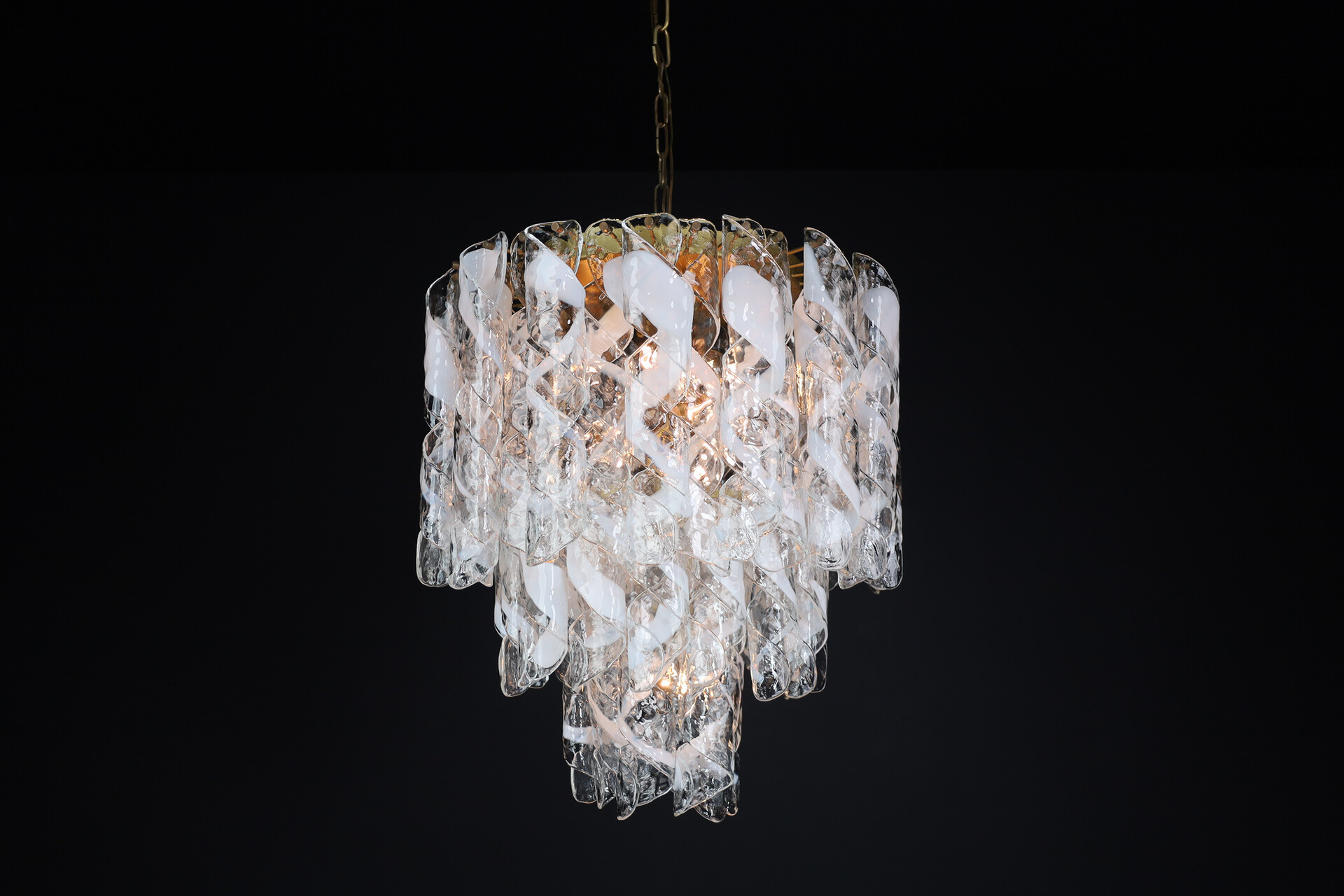 Mid century modern Grande Chandelier in art Glass and Brass  by Carlo Nason Italy, 1960's Mid-20th century