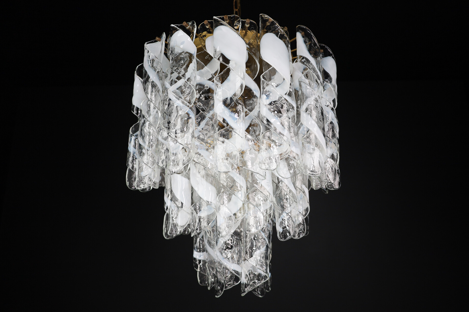 Mid century modern Grande Chandelier in art Glass and Brass  by Carlo Nason Italy, 1960's Mid-20th century