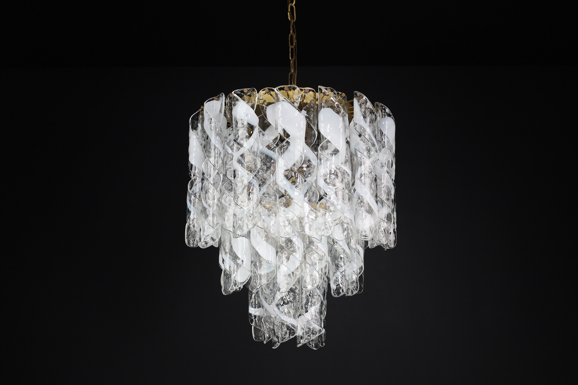 Mid century modern Grande Chandelier in art Glass and Brass  by Carlo Nason Italy, 1960's Mid-20th century