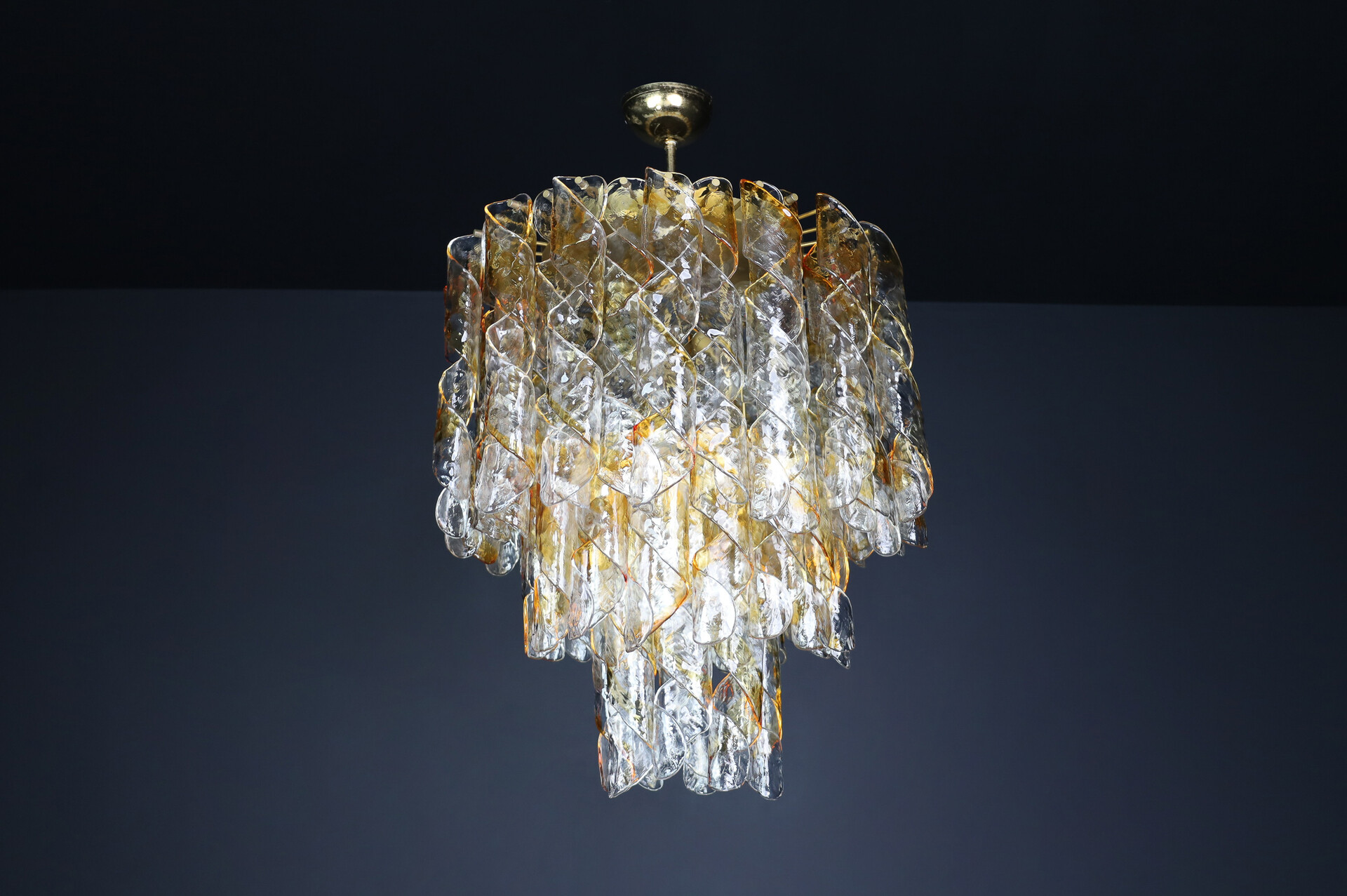 Mid century modern Grande Chandelier in art Glass and Brass by Carlo Nason Italy, 1960's Mid-20th century