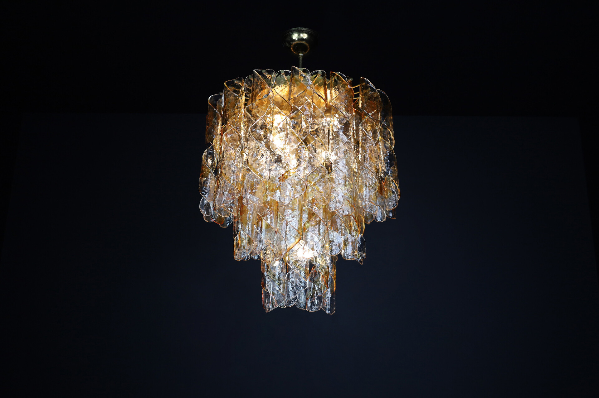 Mid century modern Grande Chandelier in art Glass and Brass by Carlo Nason Italy, 1960's Mid-20th century