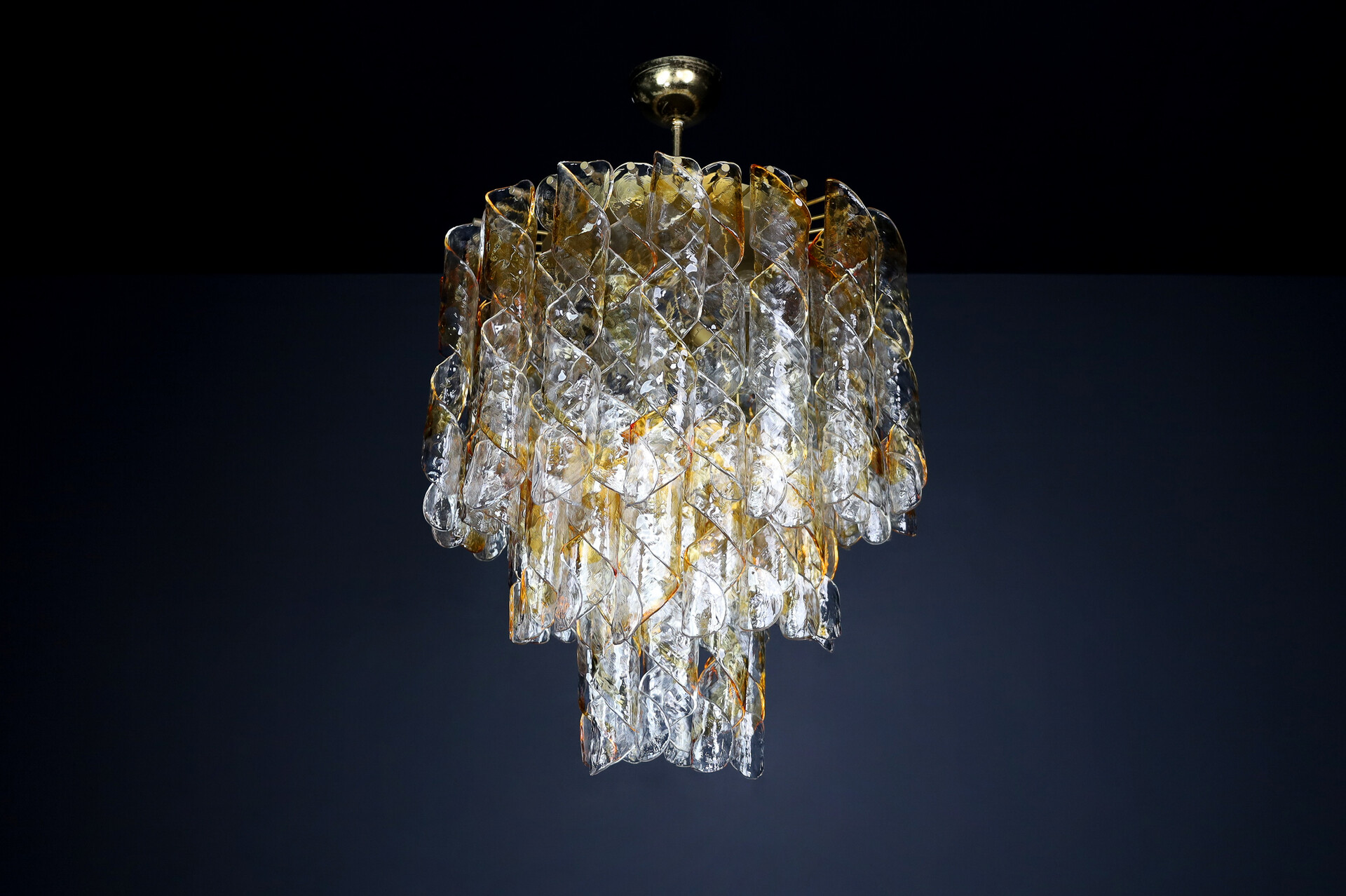 Mid century modern Grande Chandelier in art Glass and Brass by Carlo Nason Italy, 1960's Mid-20th century