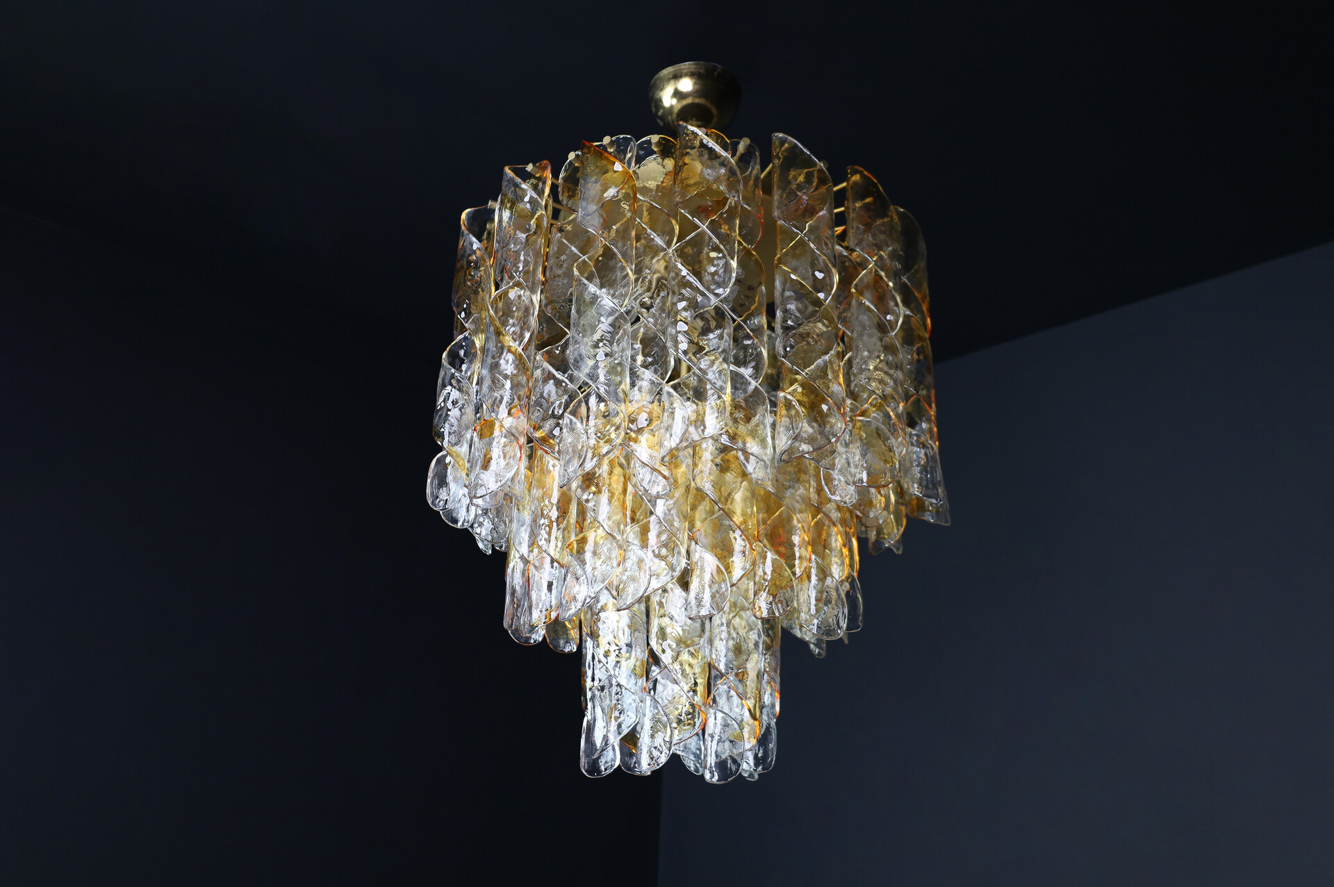 Mid century modern Grande Chandelier in art Glass and Brass by Carlo Nason Italy, 1960's Mid-20th century