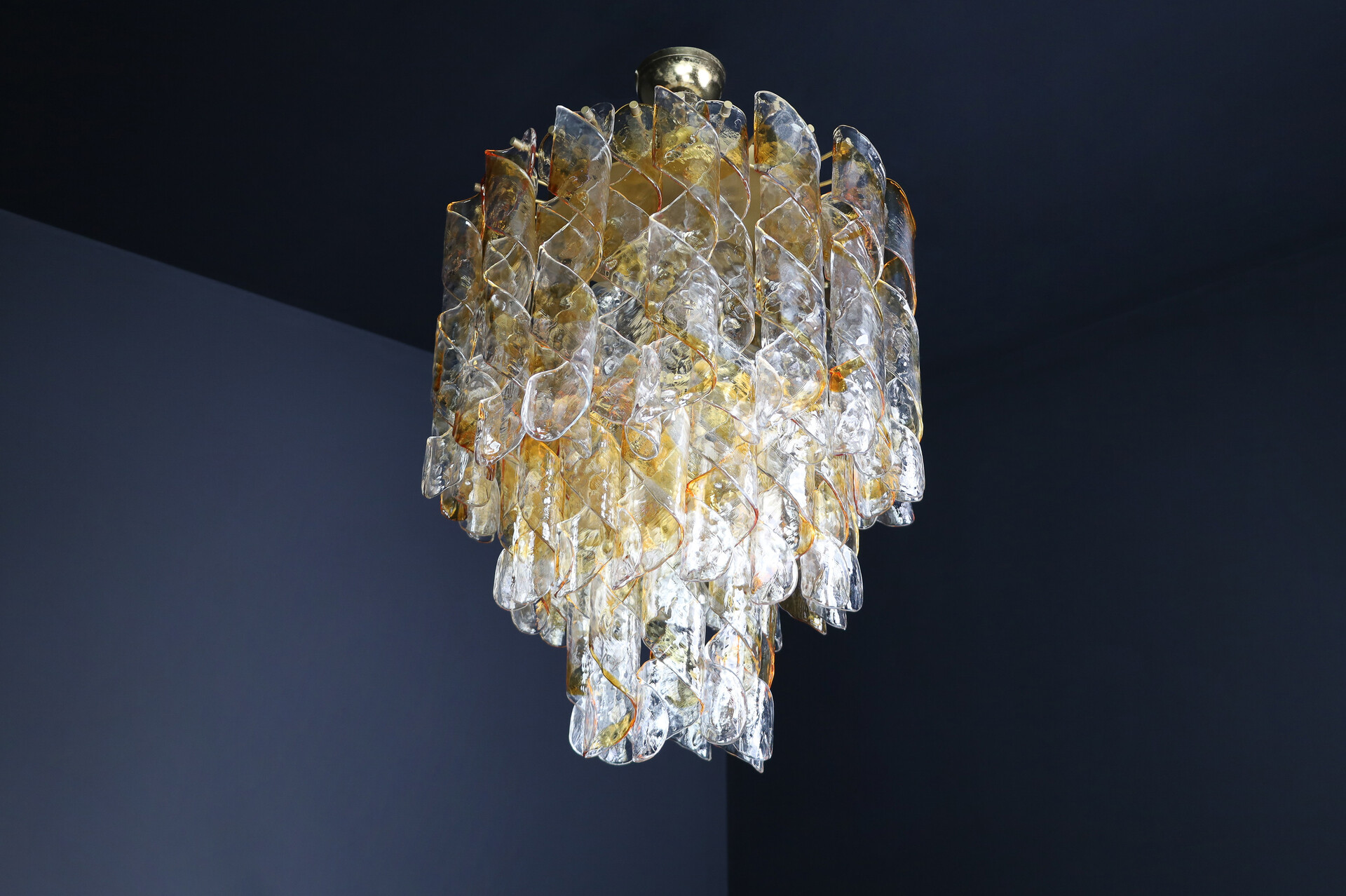 Mid century modern Grande Chandelier in art Glass and Brass by Carlo Nason Italy, 1960's Mid-20th century