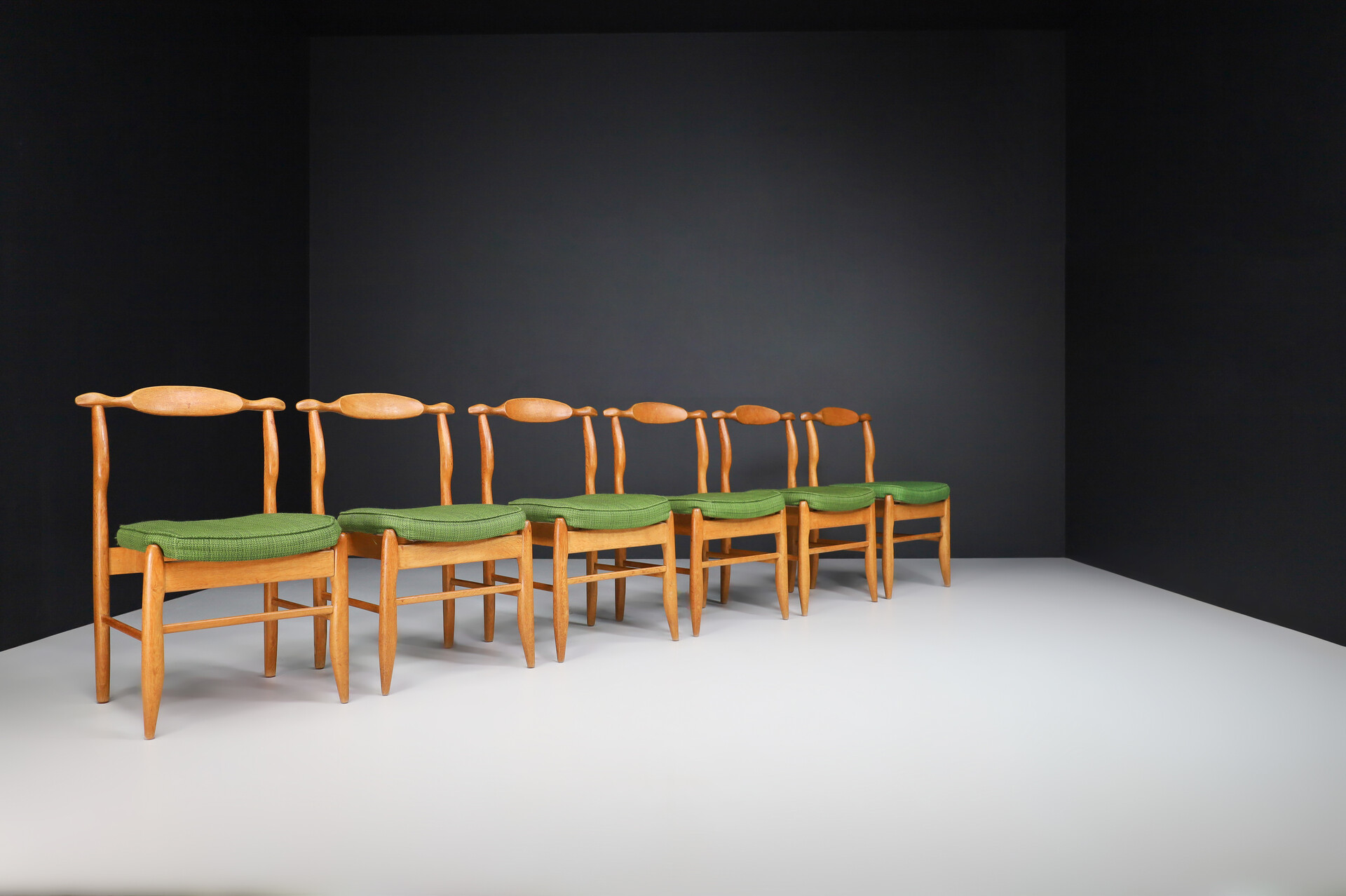 Mid century modern Guillerme & Chambron Set of 8 Dining Chairs in Oak and Forrest Green Fabric, France 1960s Mid-20th century