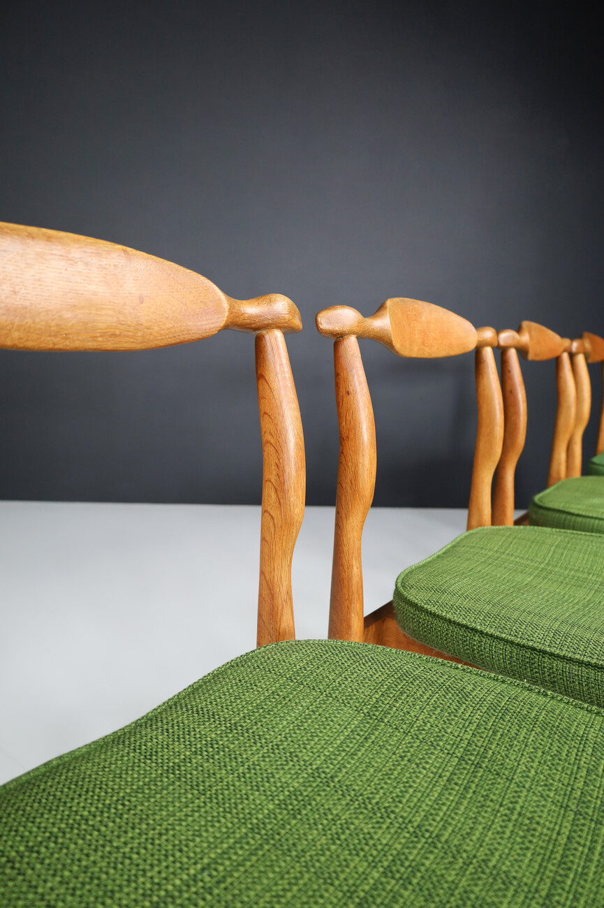 Mid century modern Guillerme & Chambron Set of 8 Dining Chairs in Oak and Forrest Green Fabric, France 1960s Mid-20th century