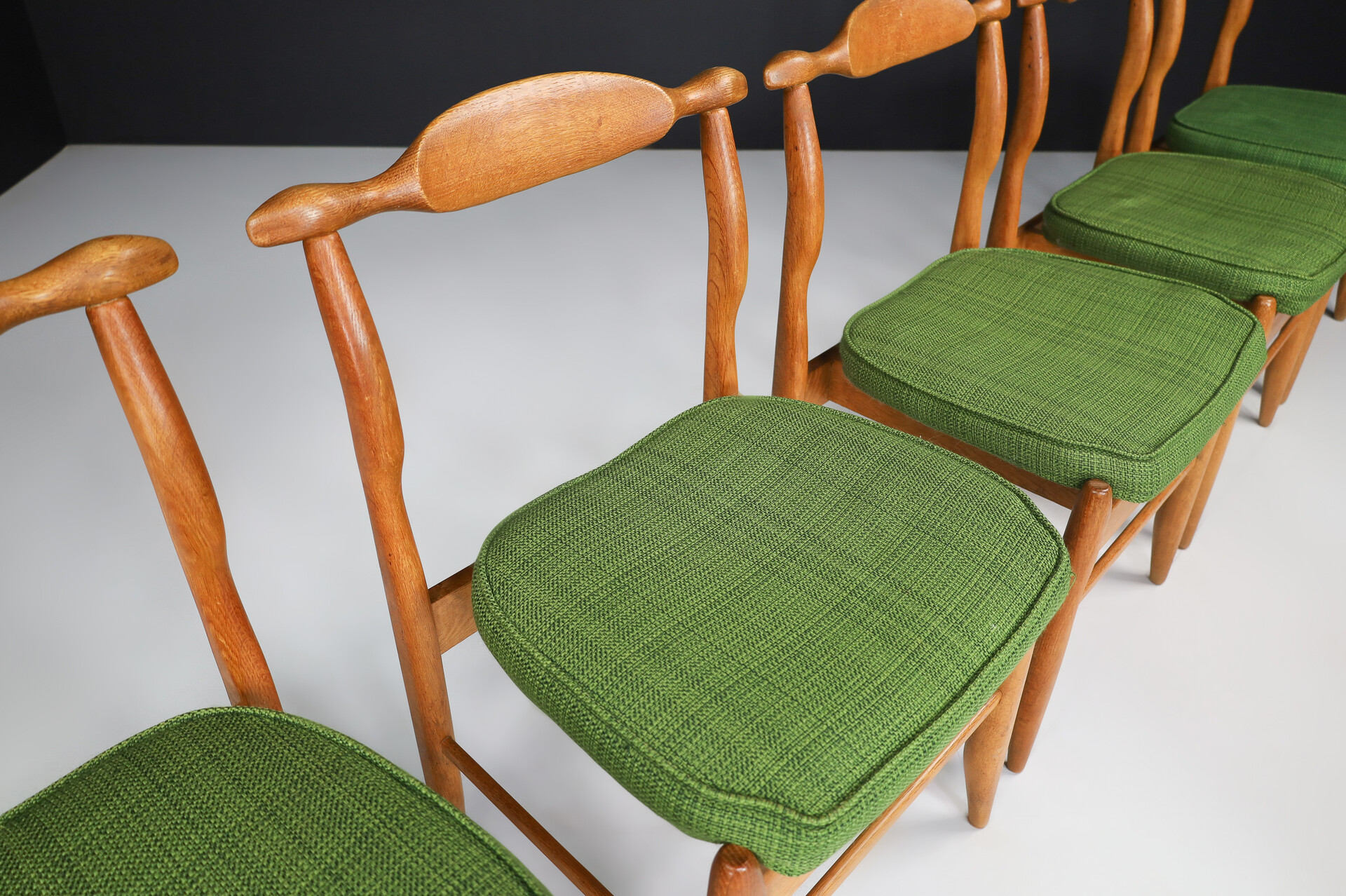 Mid century modern Guillerme & Chambron Set of 8 Dining Chairs in Oak and Forrest Green Fabric, France 1960s Mid-20th century