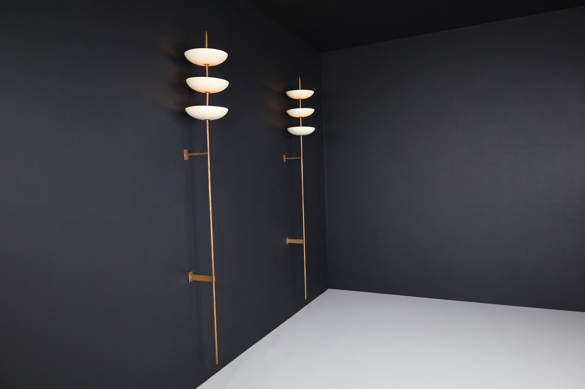 Mid century modern Italian Wall Lights in the Style of Stilnovo Mid-20th century