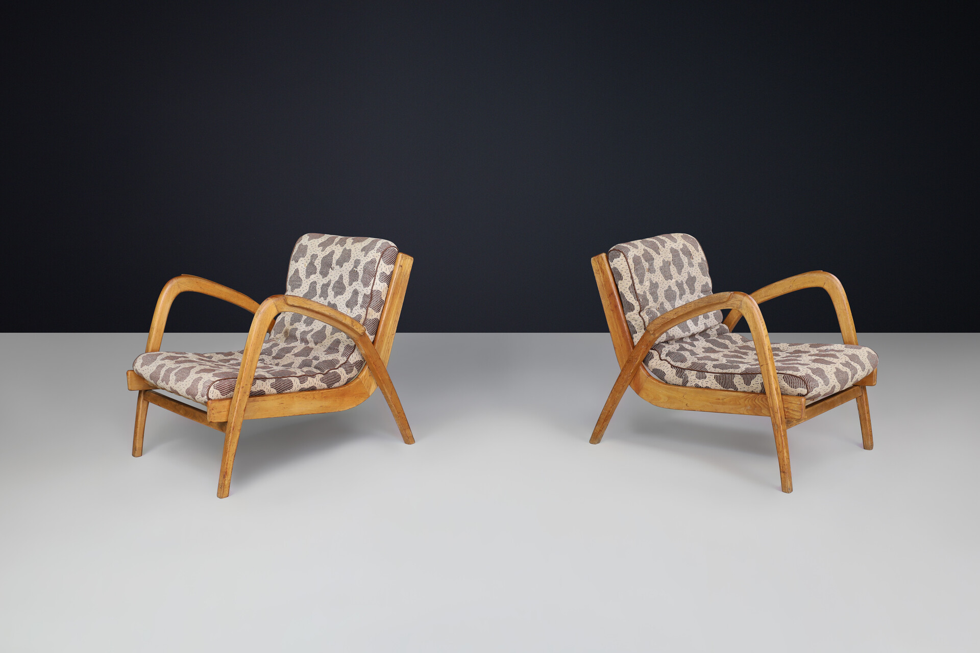 Mid century modern Jan Vaněk for Krásná Jizba, pair of lounge chairs, oak, Linnen, Upholstery , Czech Republic, 1940s Mid-20th century