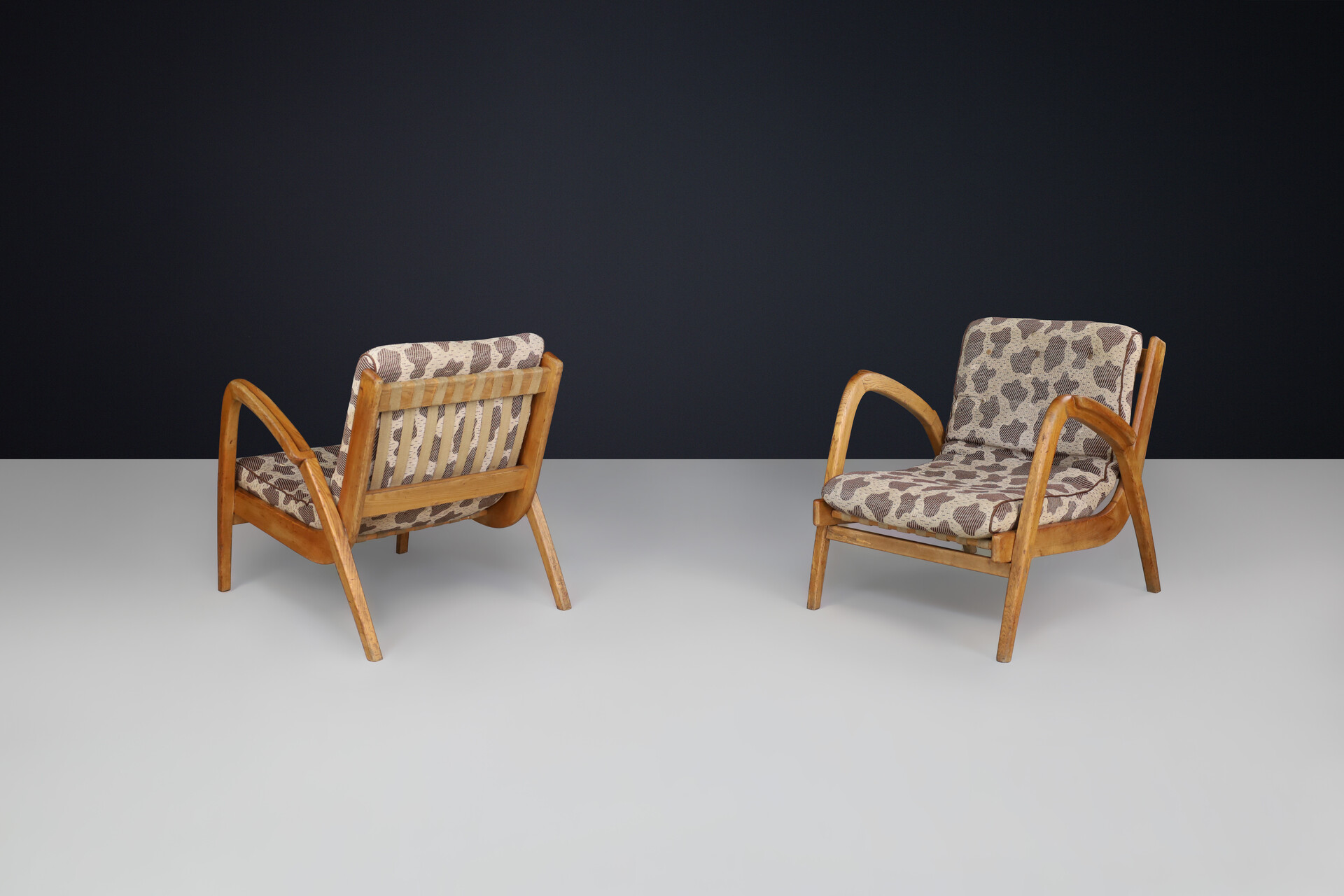 Mid century modern Jan Vaněk for Krásná Jizba, pair of lounge chairs, oak, Linnen, Upholstery , Czech Republic, 1940s Mid-20th century