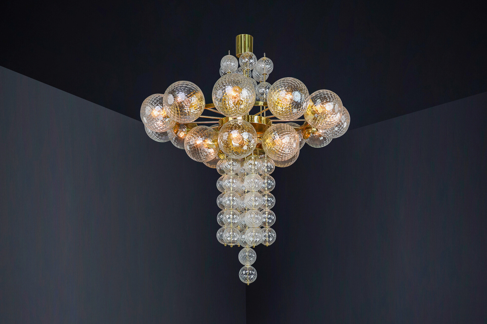 Mid century modern Large Chandelier with brass fixture and hand-blowed glass globes by Preciosa Cz. Mid-20th century