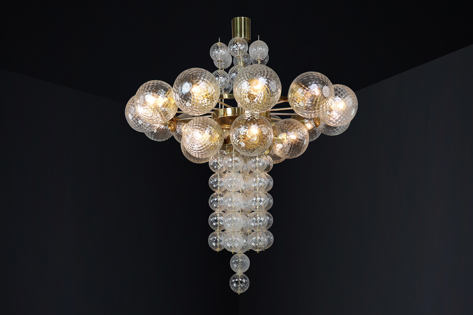 Mid century modern Large Chandelier with brass fixture and hand-blowed glass globes by Preciosa Cz. Mid-20th century