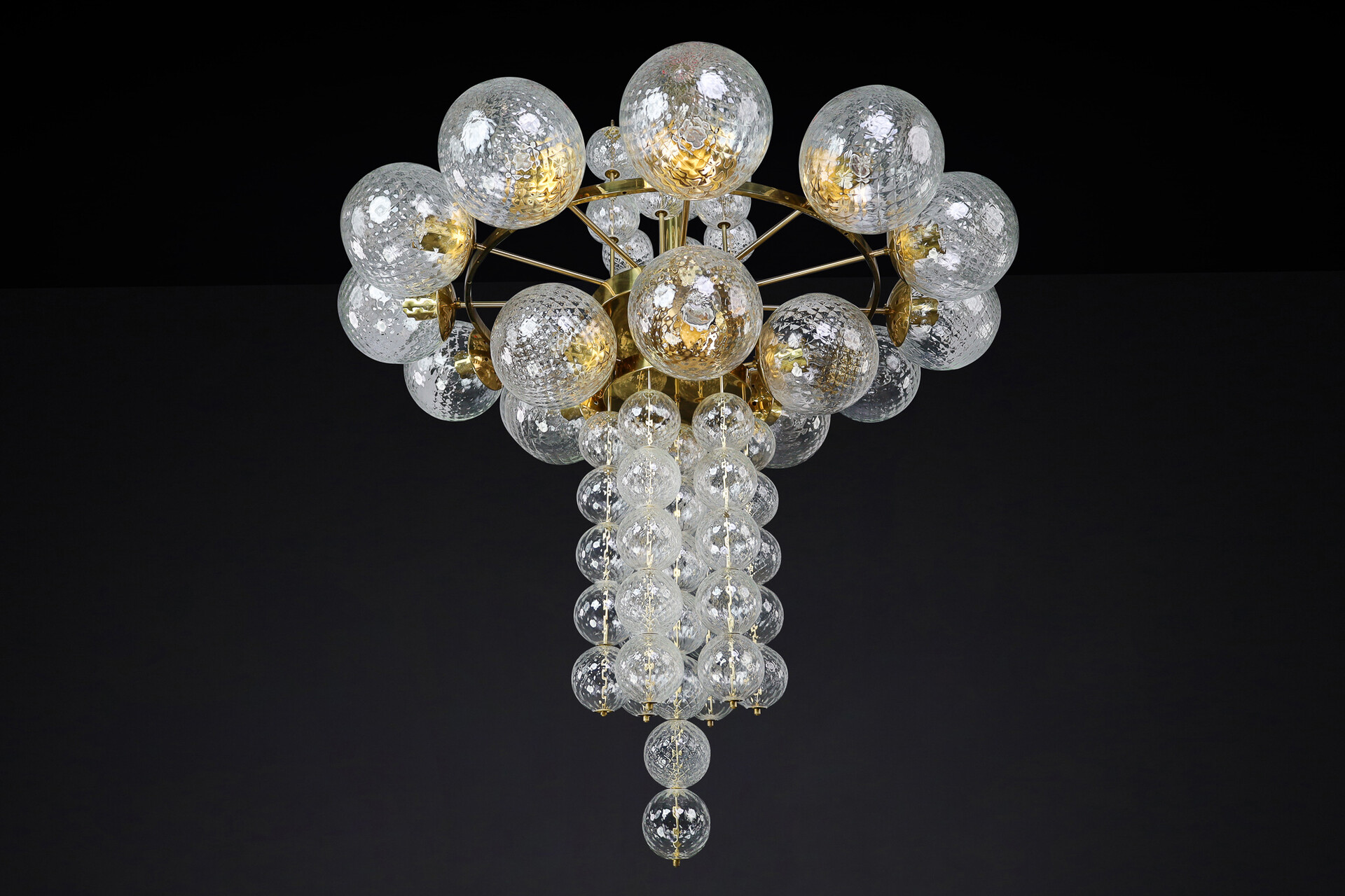 Mid century modern Large Chandelier with brass fixture and hand-blowed glass globes by Preciosa Cz. Mid-20th century