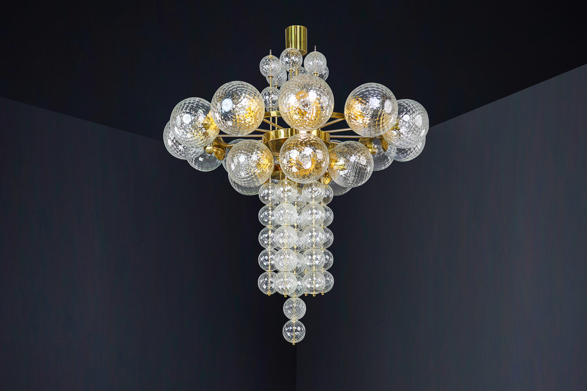 Mid century modern Large Chandelier with brass fixture and hand-blowed glass globes by Preciosa Cz. Mid-20th century