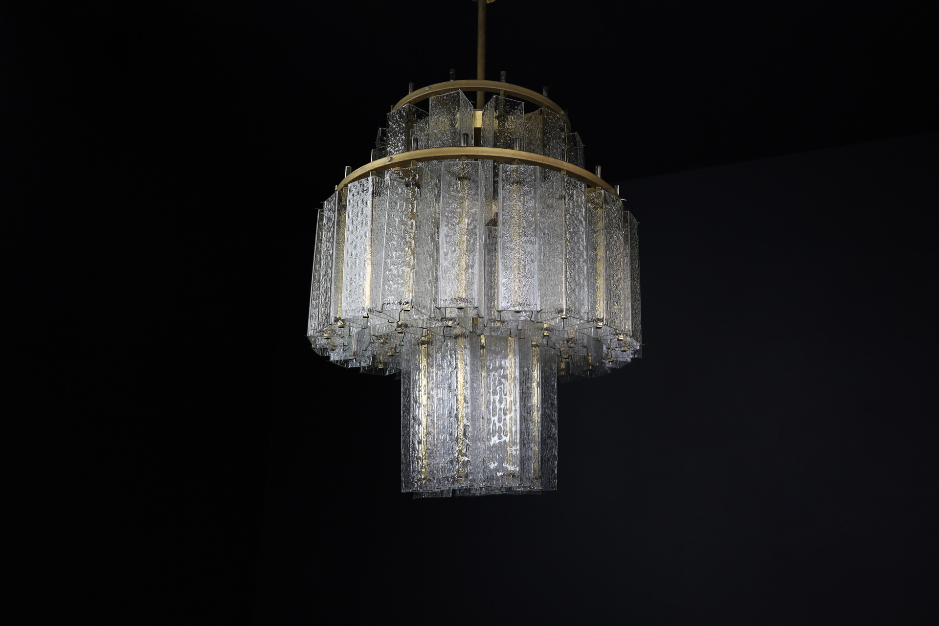 Mid century modern Le Grande XL Midcentury Chandelier in Brass and Structured Ice Glass, Austria 1950s Mid-20th century