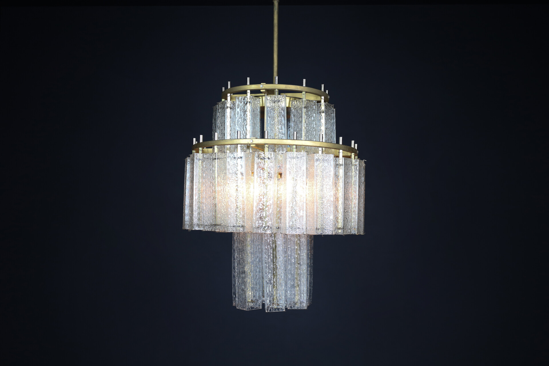 Mid century modern Le Grande XL Midcentury Chandelier in Brass and Structured Ice Glass, Austria 1950s Mid-20th century