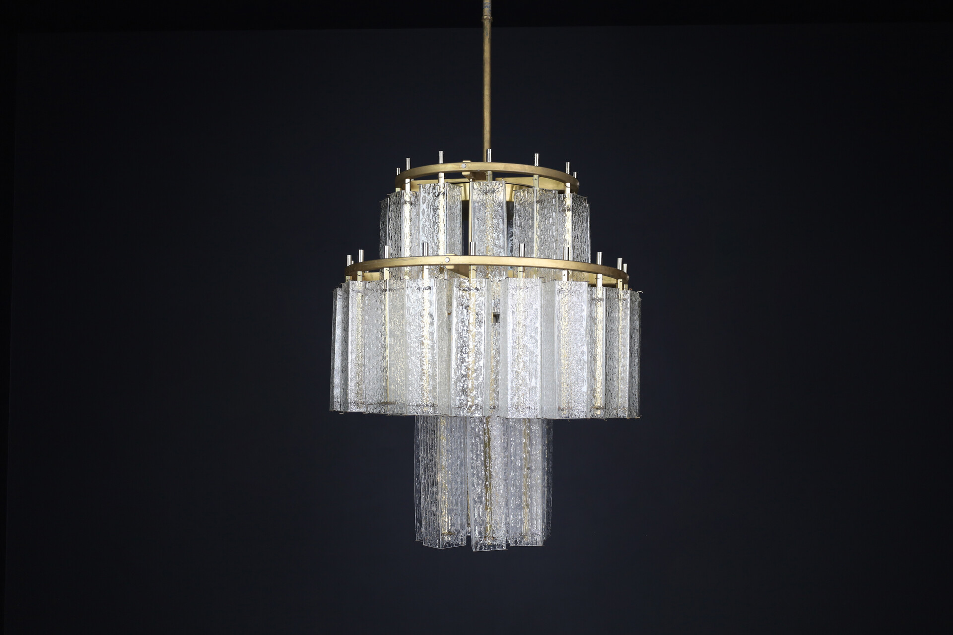 Mid century modern Le Grande XL Midcentury Chandelier in Brass and Structured Ice Glass, Austria 1950s Mid-20th century