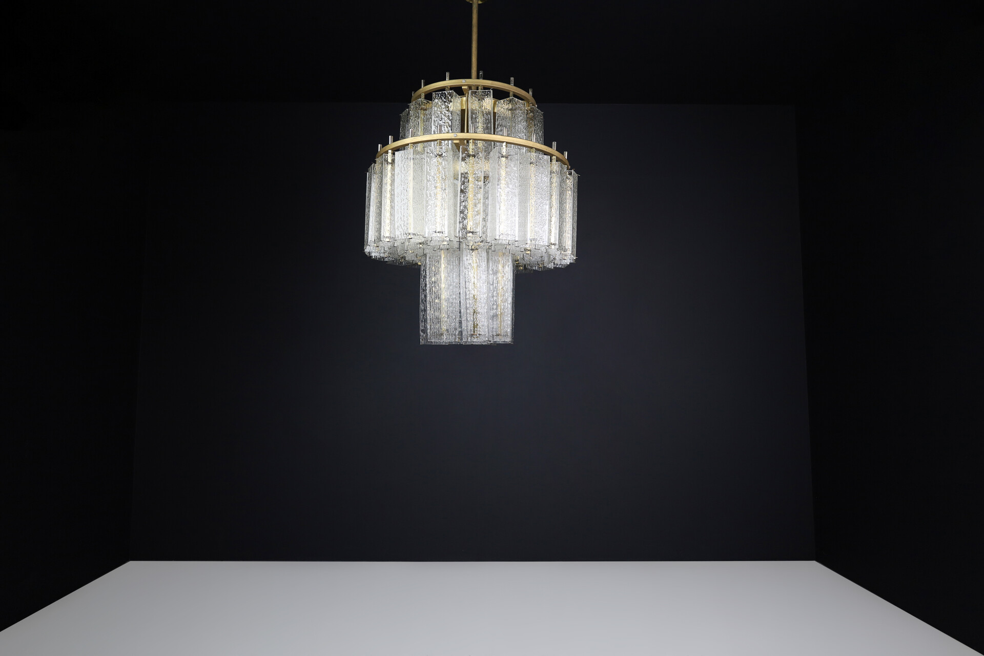 Mid century modern Le Grande XL Midcentury Chandelier in Brass and Structured Ice Glass, Austria 1950s Mid-20th century