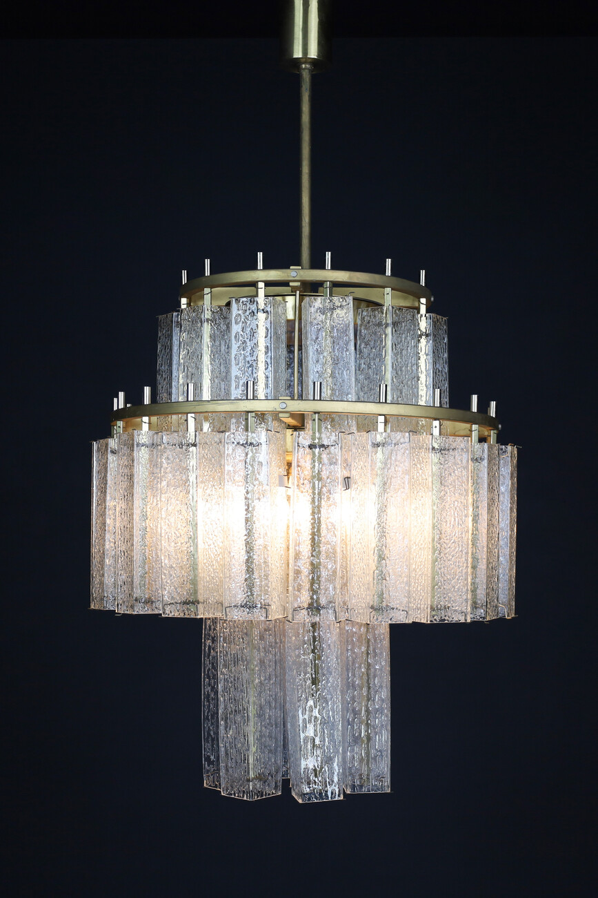 Mid century modern Le Grande XL Midcentury Chandelier in Brass and Structured Ice Glass, Austria 1950s Mid-20th century