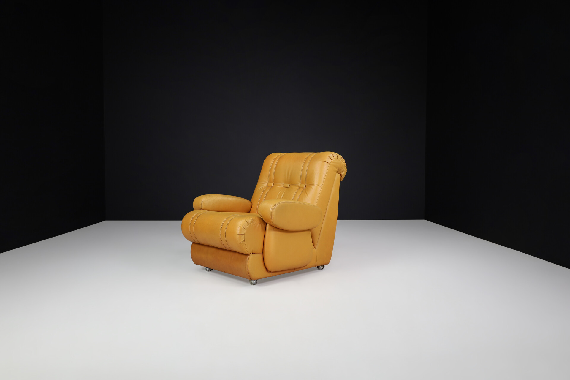 Mid century modern Leather lounge chair, Germany 1970s Late-20th century