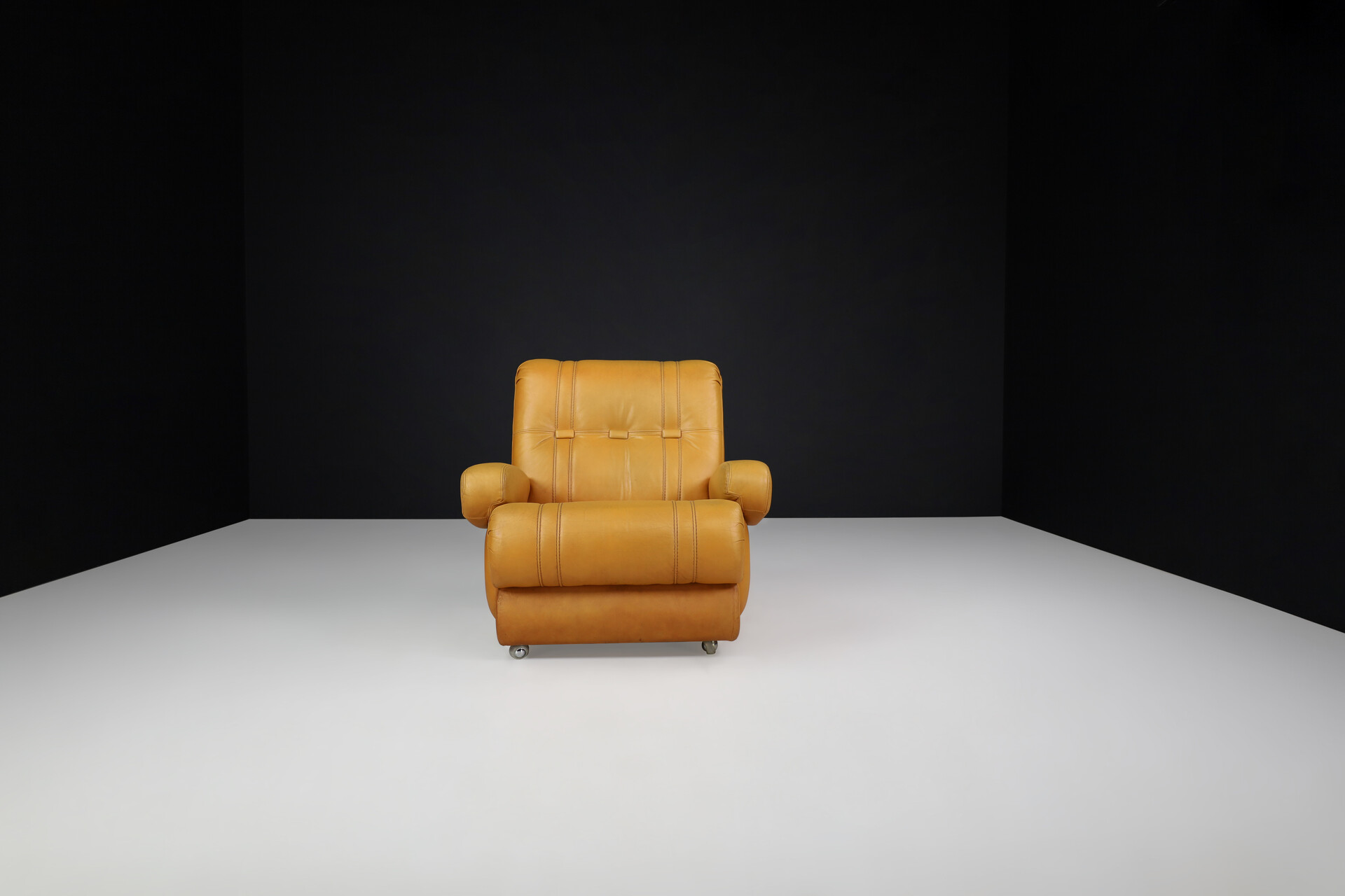 Mid century modern Leather lounge chair, Germany 1970s Late-20th century