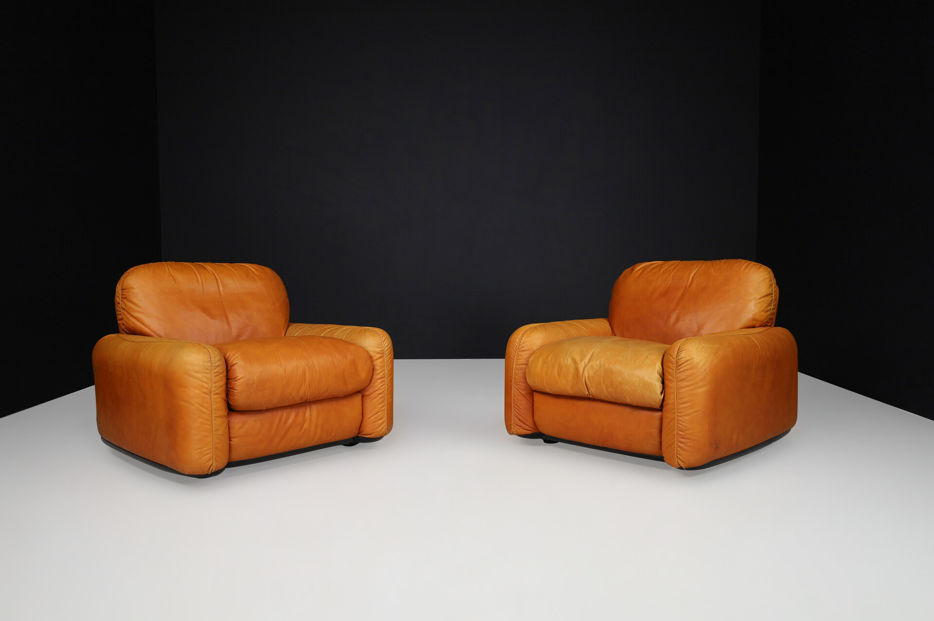 Mid century modern Leather Lounge chairs By Arrigo Arrigoni For Busnelli, Italy1970s. Late-20th century