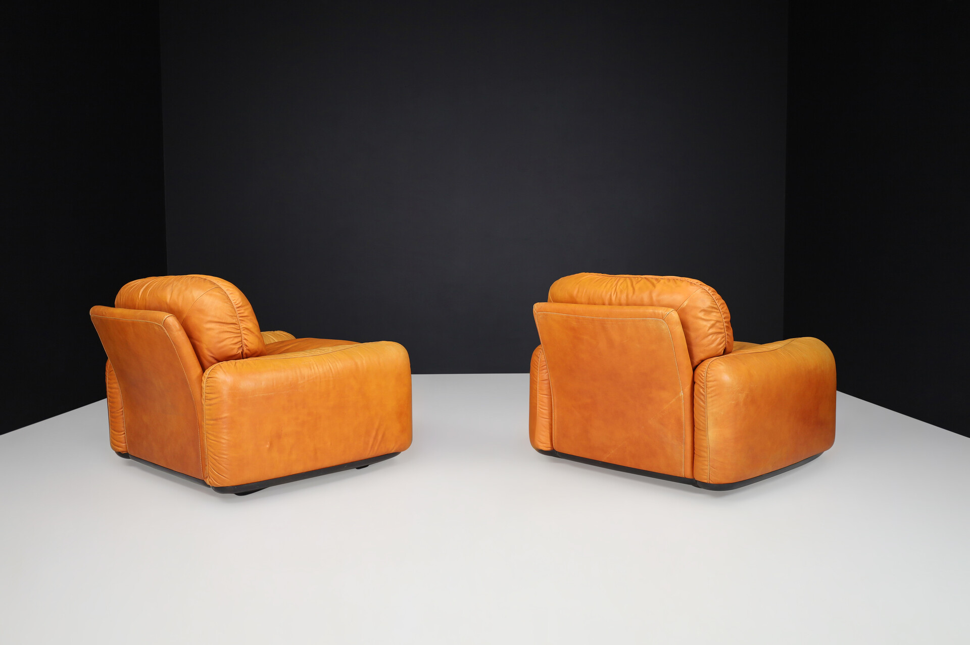 Mid century modern Leather Lounge chairs By Arrigo Arrigoni For Busnelli, Italy1970s. Late-20th century