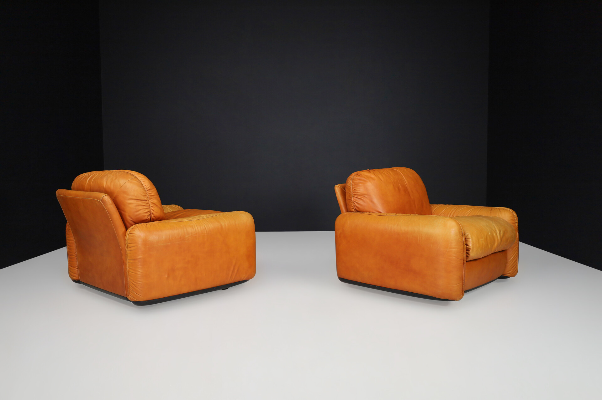 Mid century modern Leather Lounge chairs By Arrigo Arrigoni For Busnelli, Italy1970s. Late-20th century