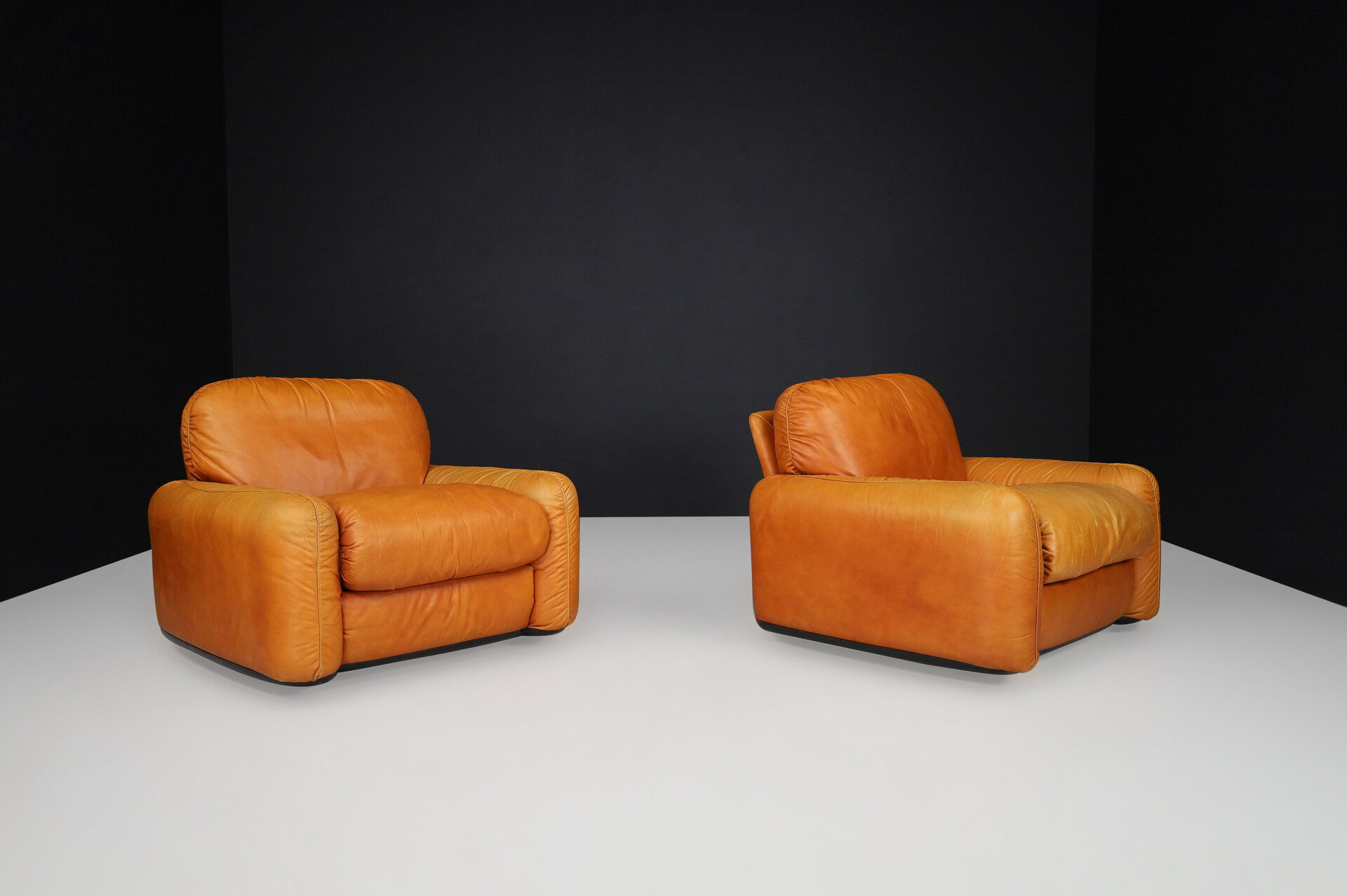 Mid century modern Leather Lounge chairs By Arrigo Arrigoni For Busnelli, Italy1970s. Late-20th century