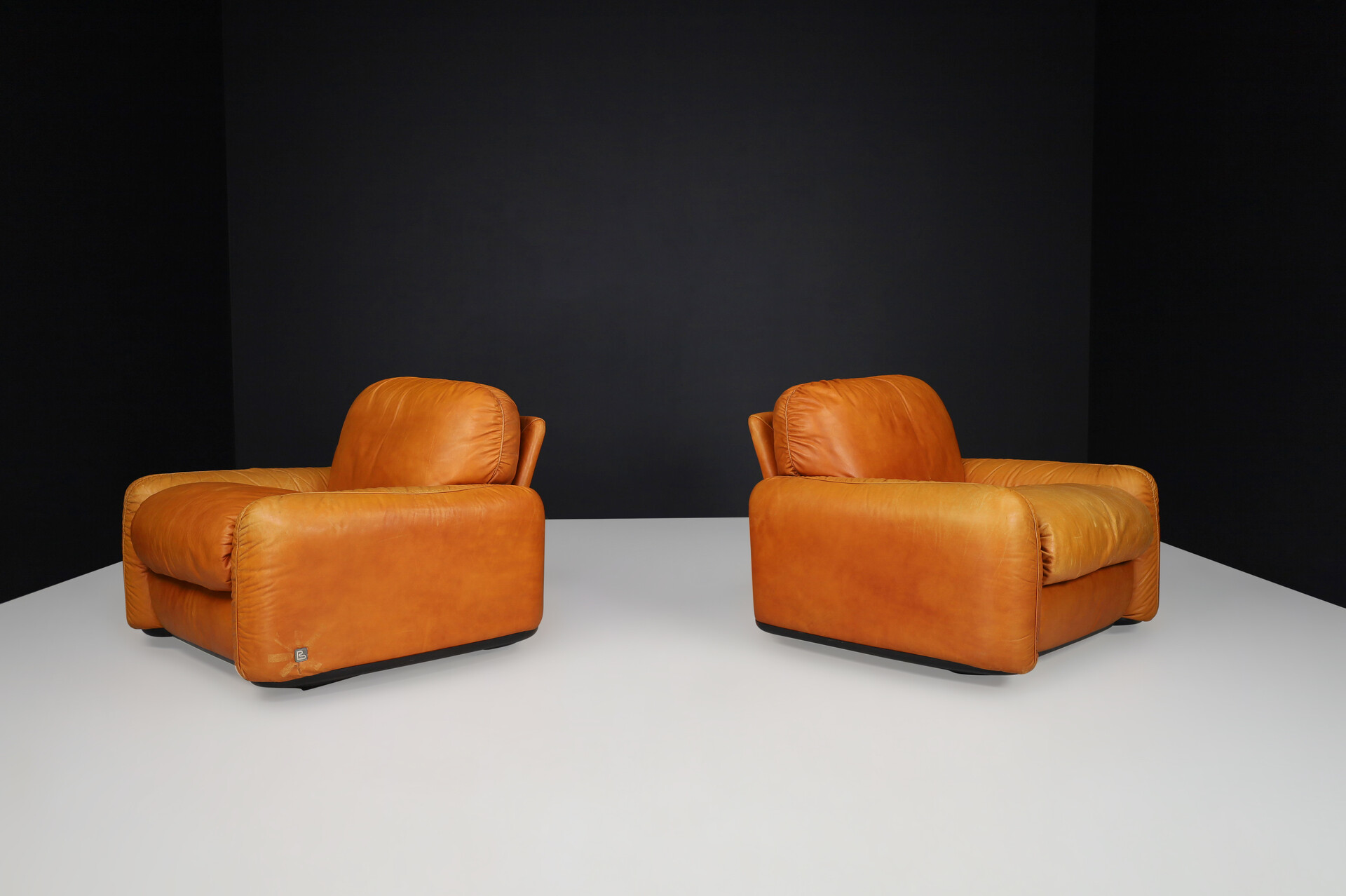 Mid century modern Leather Lounge chairs By Arrigo Arrigoni For Busnelli, Italy1970s. Late-20th century