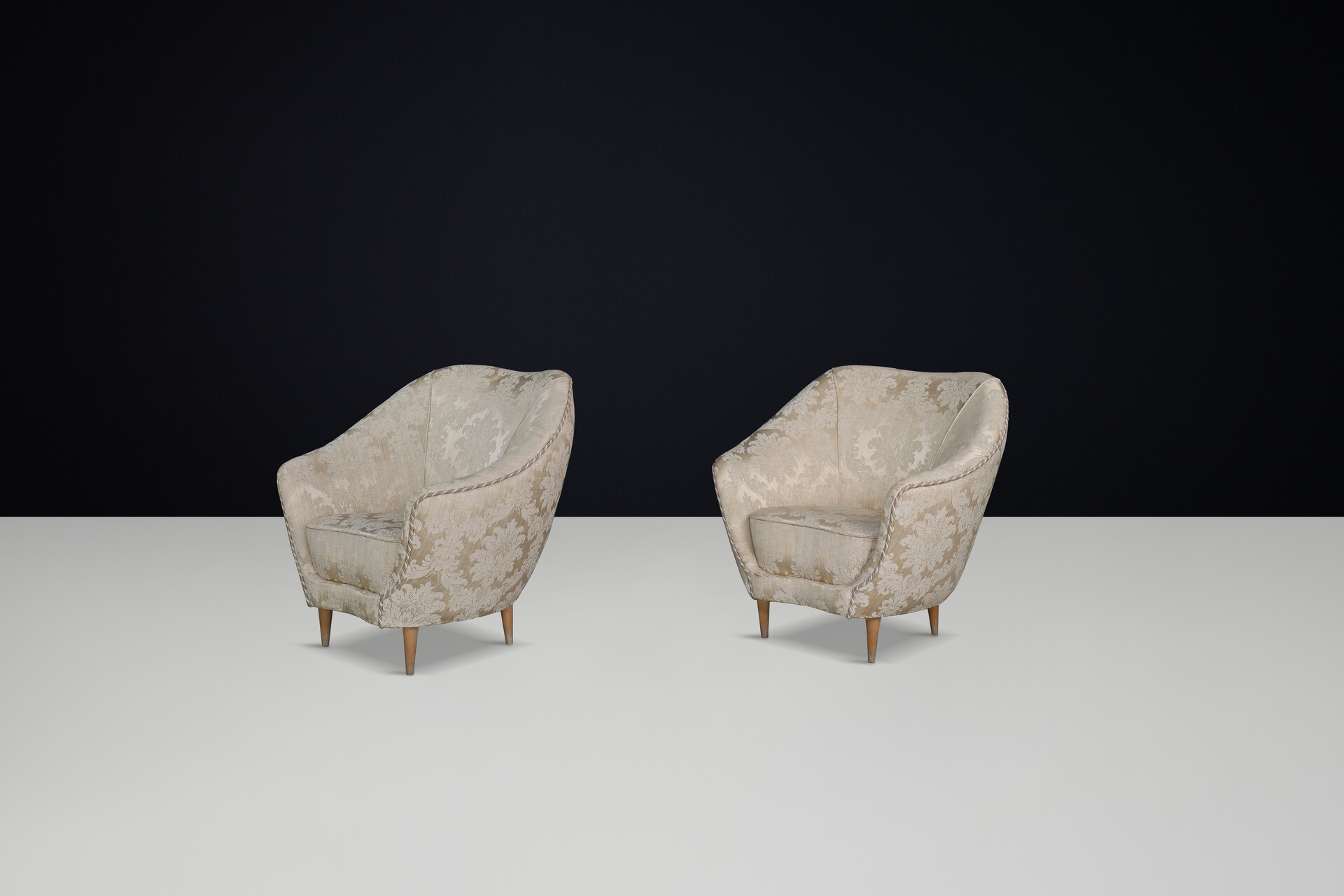 Mid century modern Lounge chairs Federico Munari in Orginal champagne color upholstery, Italy 1950s Mid-20th century