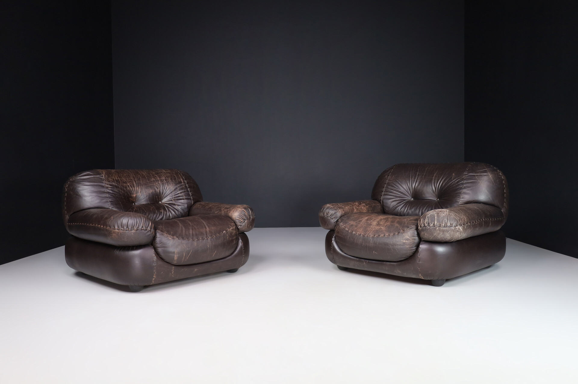 Mid century modern Lounge Chairs in Patinated Brown Leather by Sapporo for Mobil Girgi, Italy 1970 Late-20th century