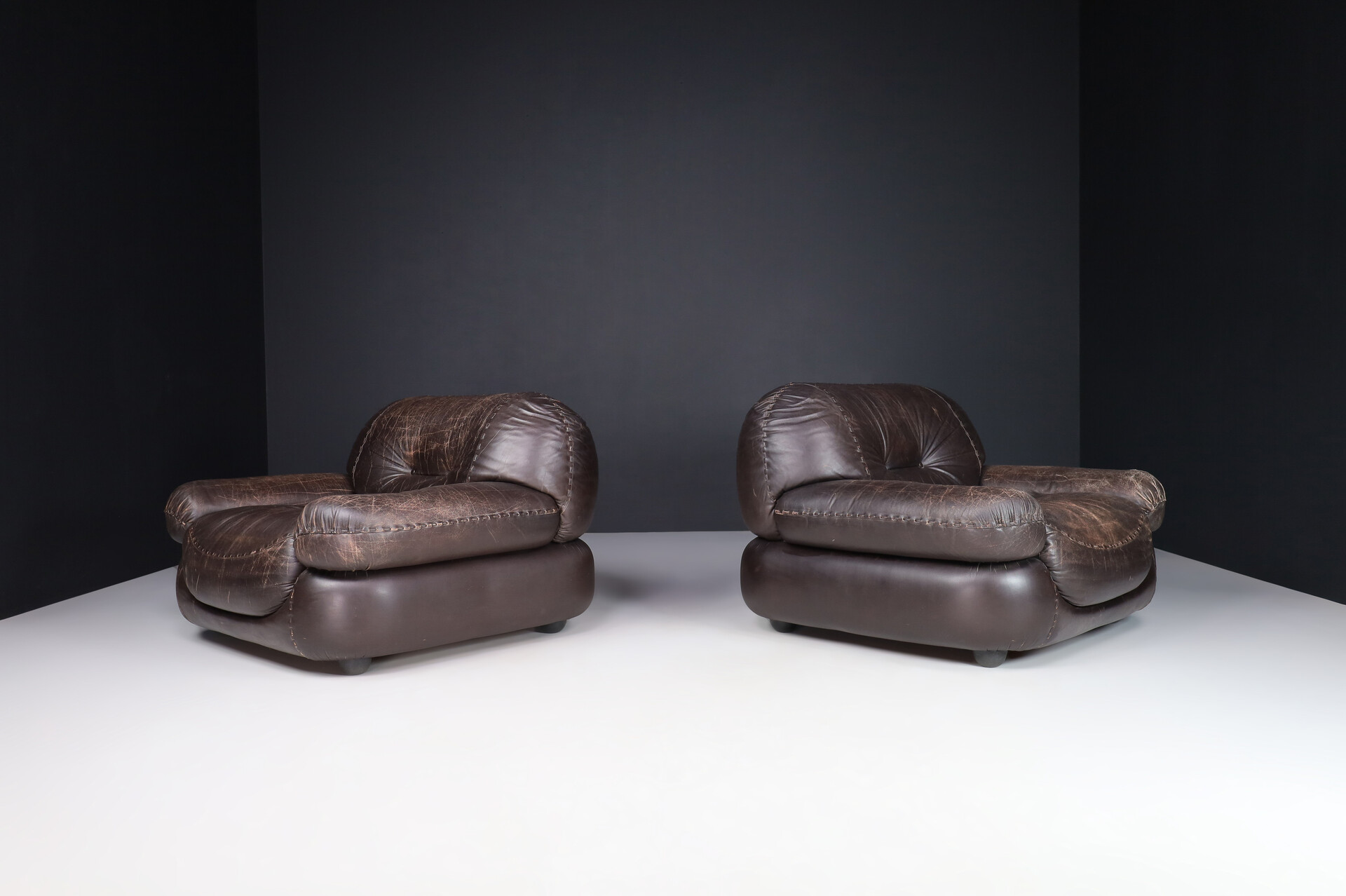 Mid century modern Lounge Chairs in Patinated Brown Leather by Sapporo for Mobil Girgi, Italy 1970 Late-20th century