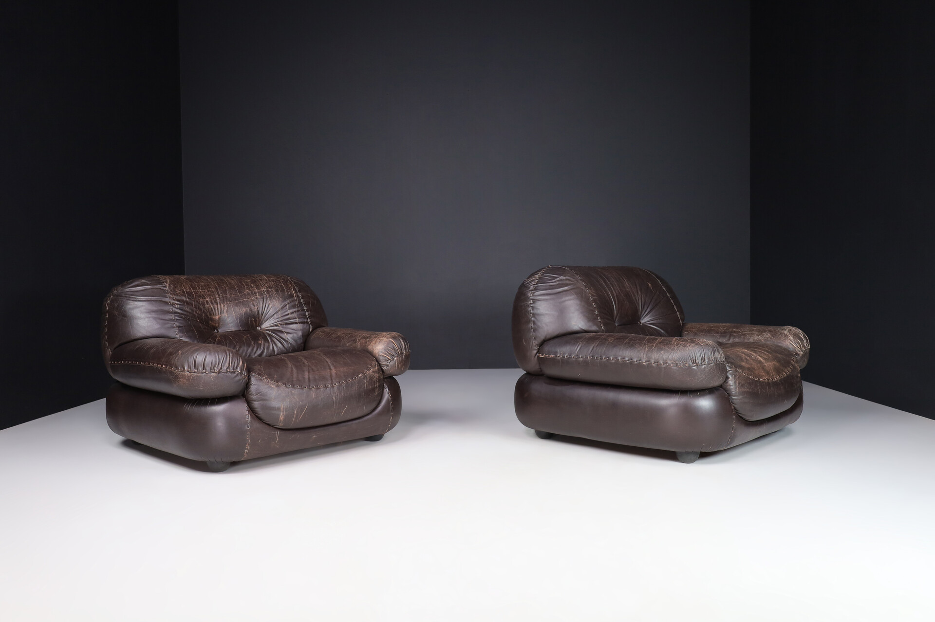 Mid century modern Lounge Chairs in Patinated Brown Leather by Sapporo for Mobil Girgi, Italy 1970 Late-20th century