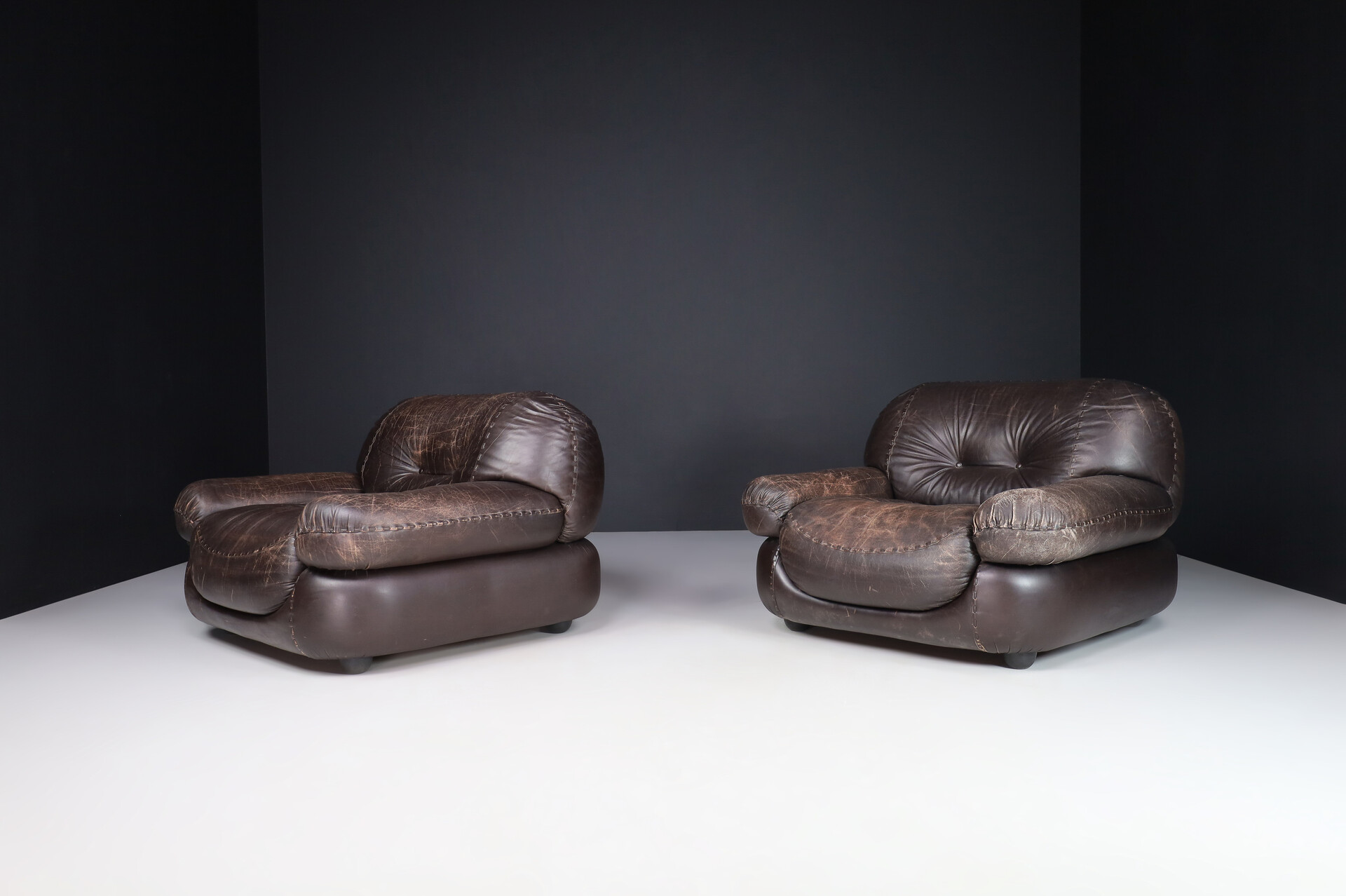 Mid century modern Lounge Chairs in Patinated Brown Leather by Sapporo for Mobil Girgi, Italy 1970 Late-20th century