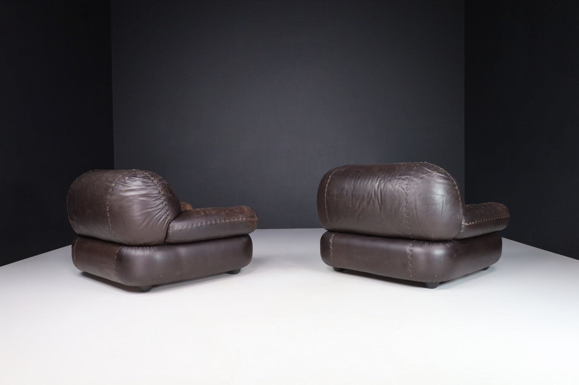 Mid century modern Lounge Chairs in Patinated Brown Leather by Sapporo for Mobil Girgi, Italy 1970 Late-20th century