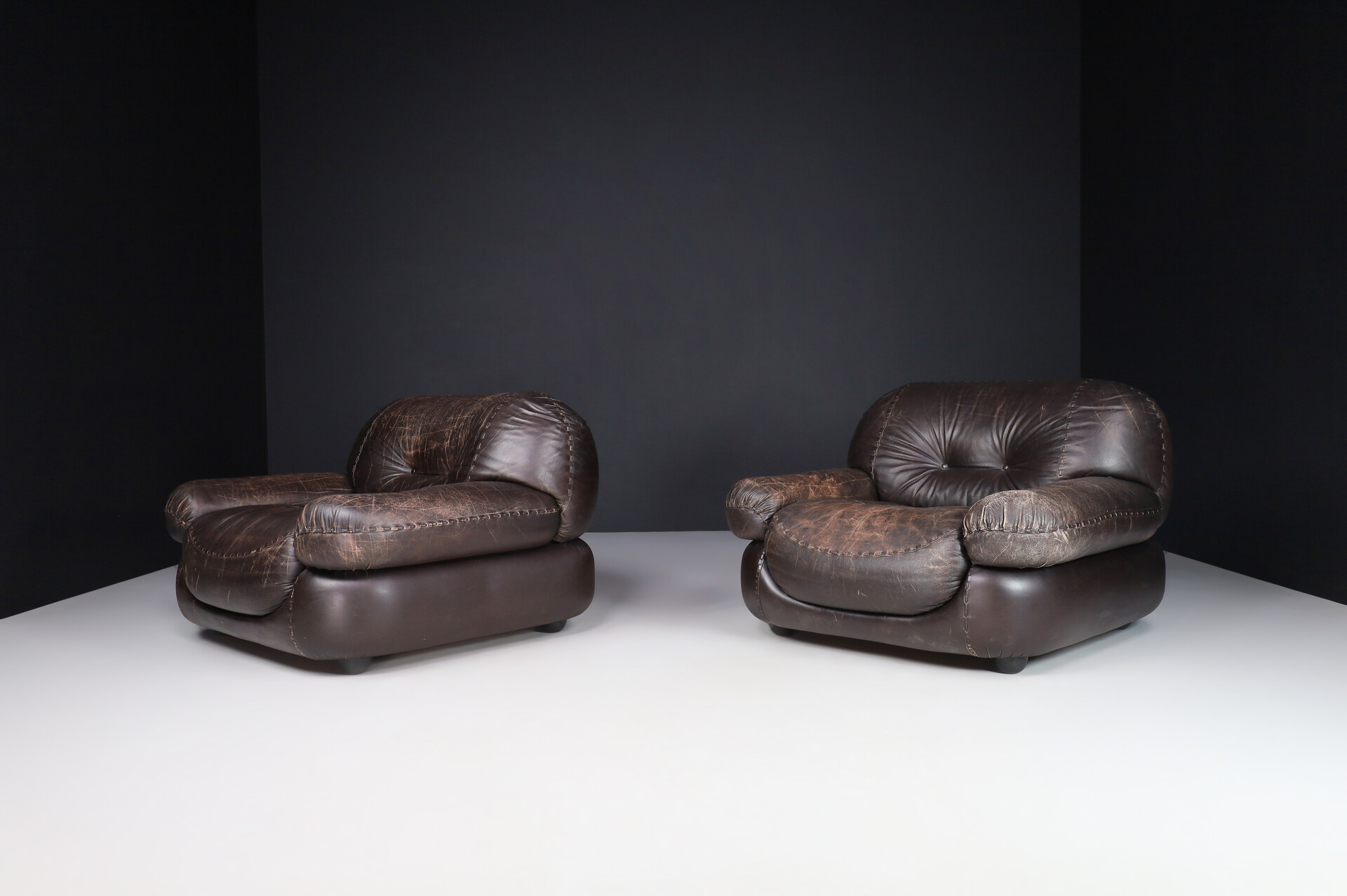 Mid century modern Lounge Chairs in Patinated Brown Leather by Sapporo for Mobil Girgi, Italy 1970 Late-20th century