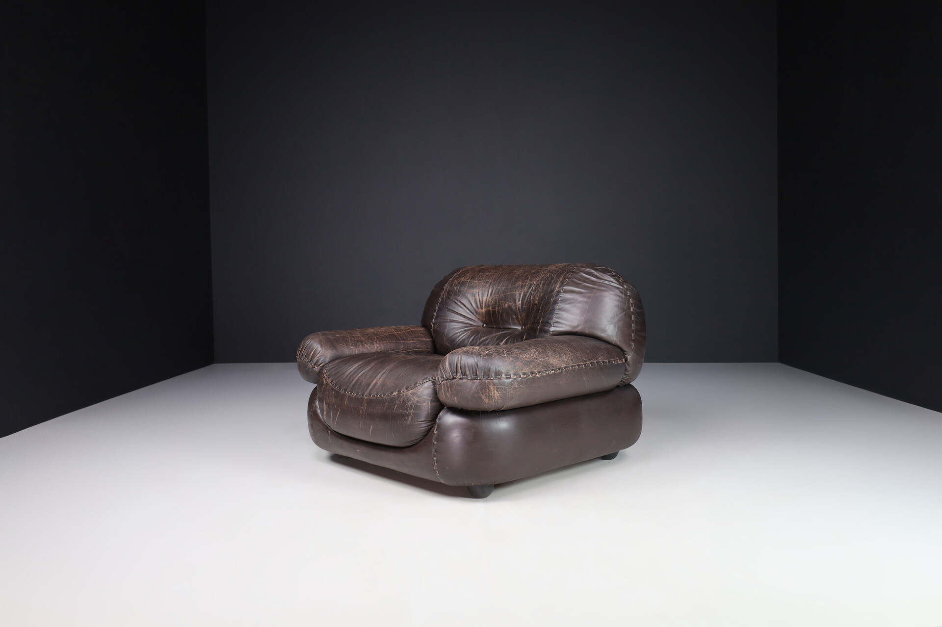 Mid century modern Lounge Chairs in Patinated Brown Leather by Sapporo for Mobil Girgi, Italy 1970 Late-20th century