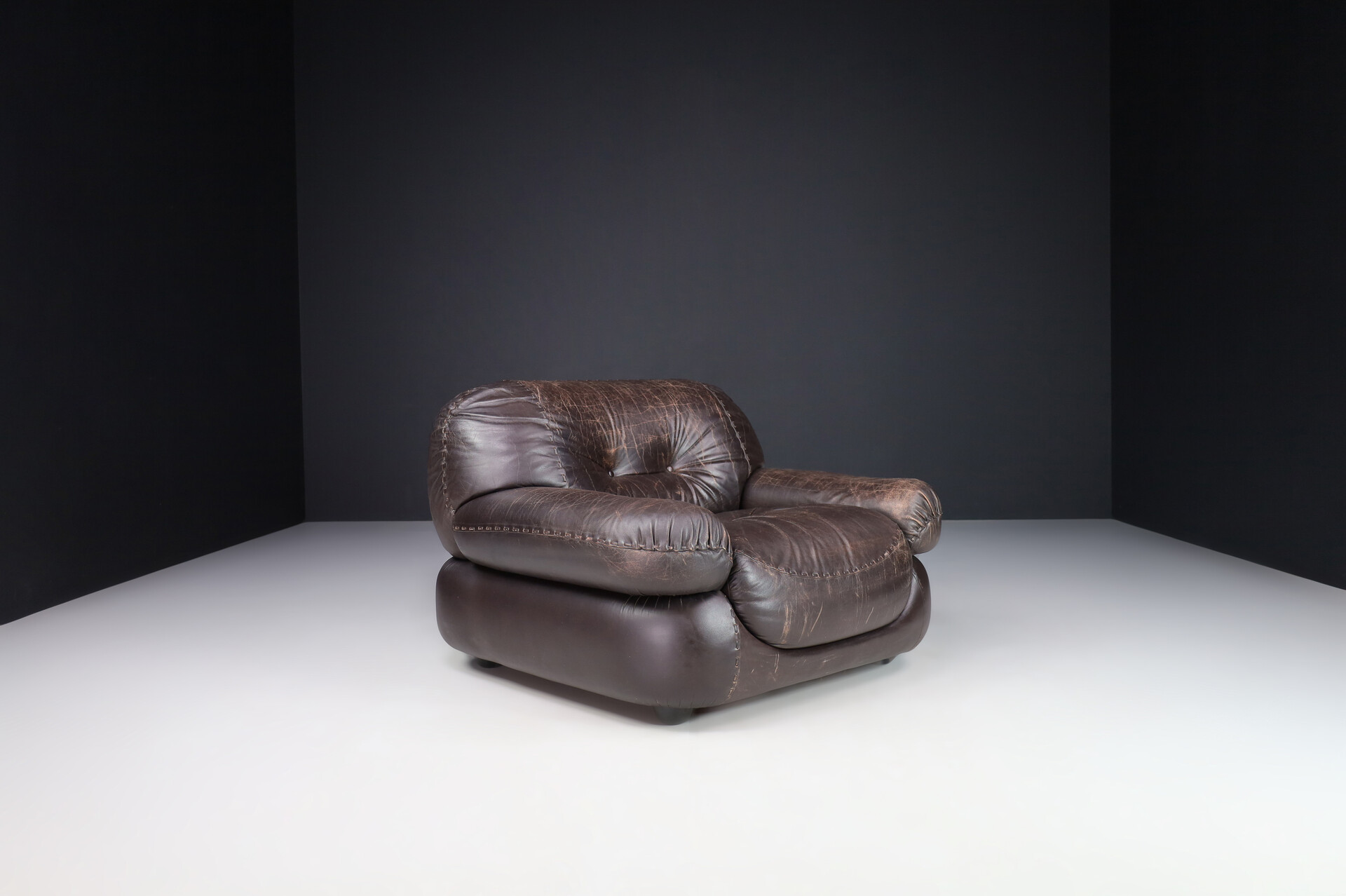 Mid century modern Lounge Chairs in Patinated Brown Leather by Sapporo for Mobil Girgi, Italy 1970 Late-20th century