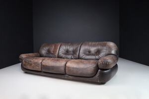 Mid century modern Lounge Sofa in Patinated Brown Leather by Sapporo for Mobil Girgi Late-20th century