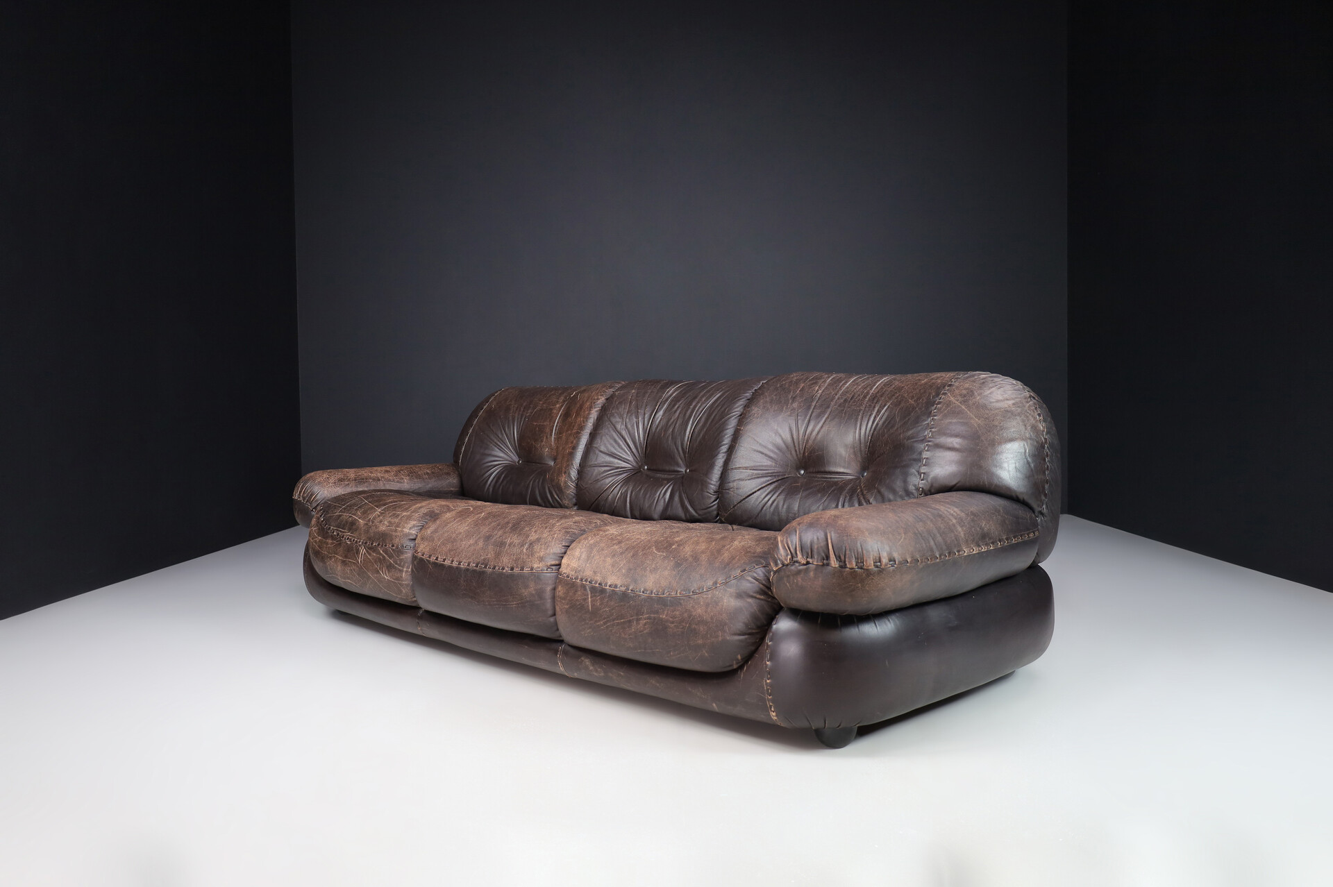 Mid century modern Lounge Sofa in Patinated Brown Leather by Sapporo for Mobil Girgi Late-20th century