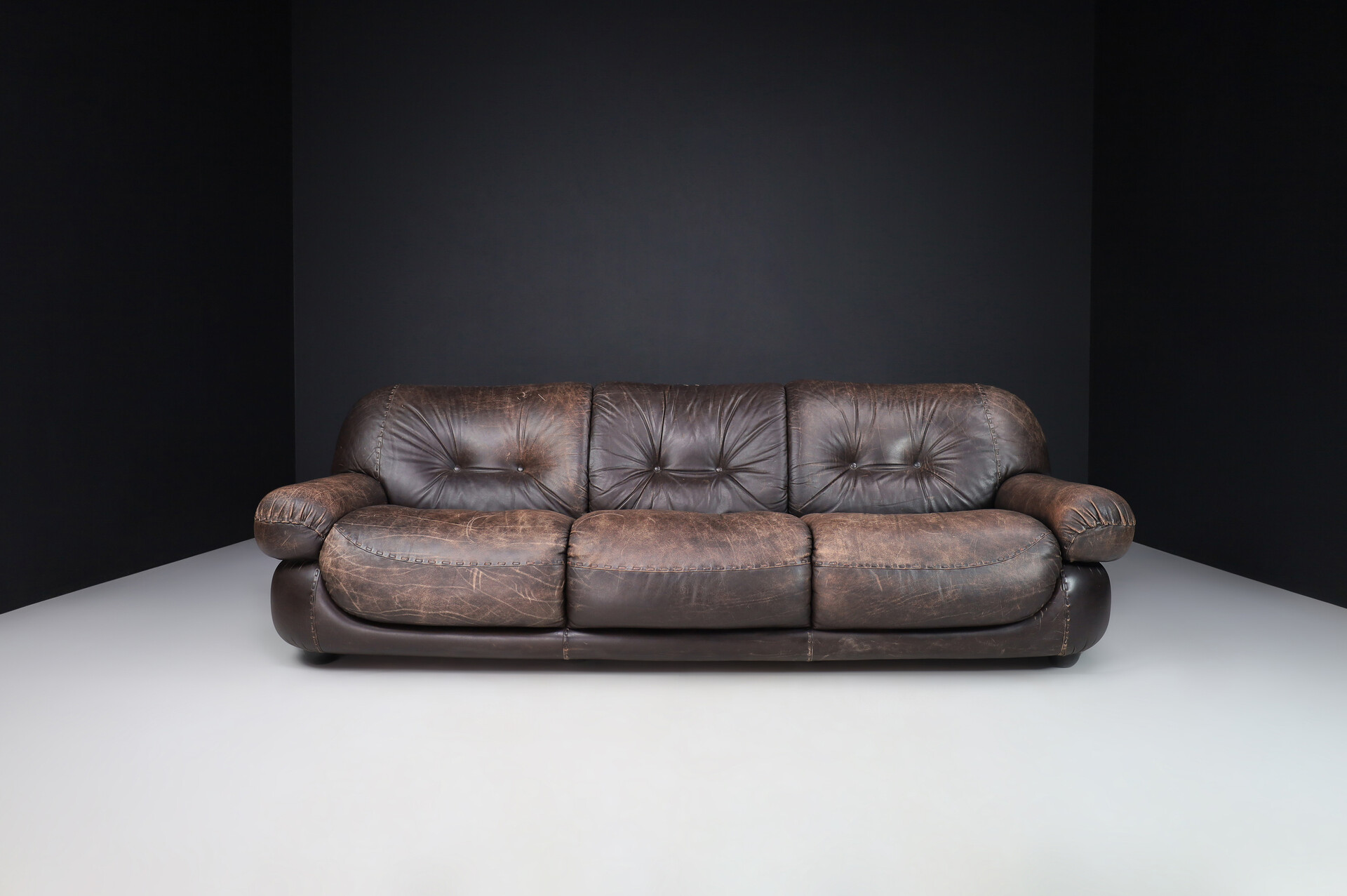 Mid century modern Lounge Sofa in Patinated Brown Leather by Sapporo for Mobil Girgi Late-20th century