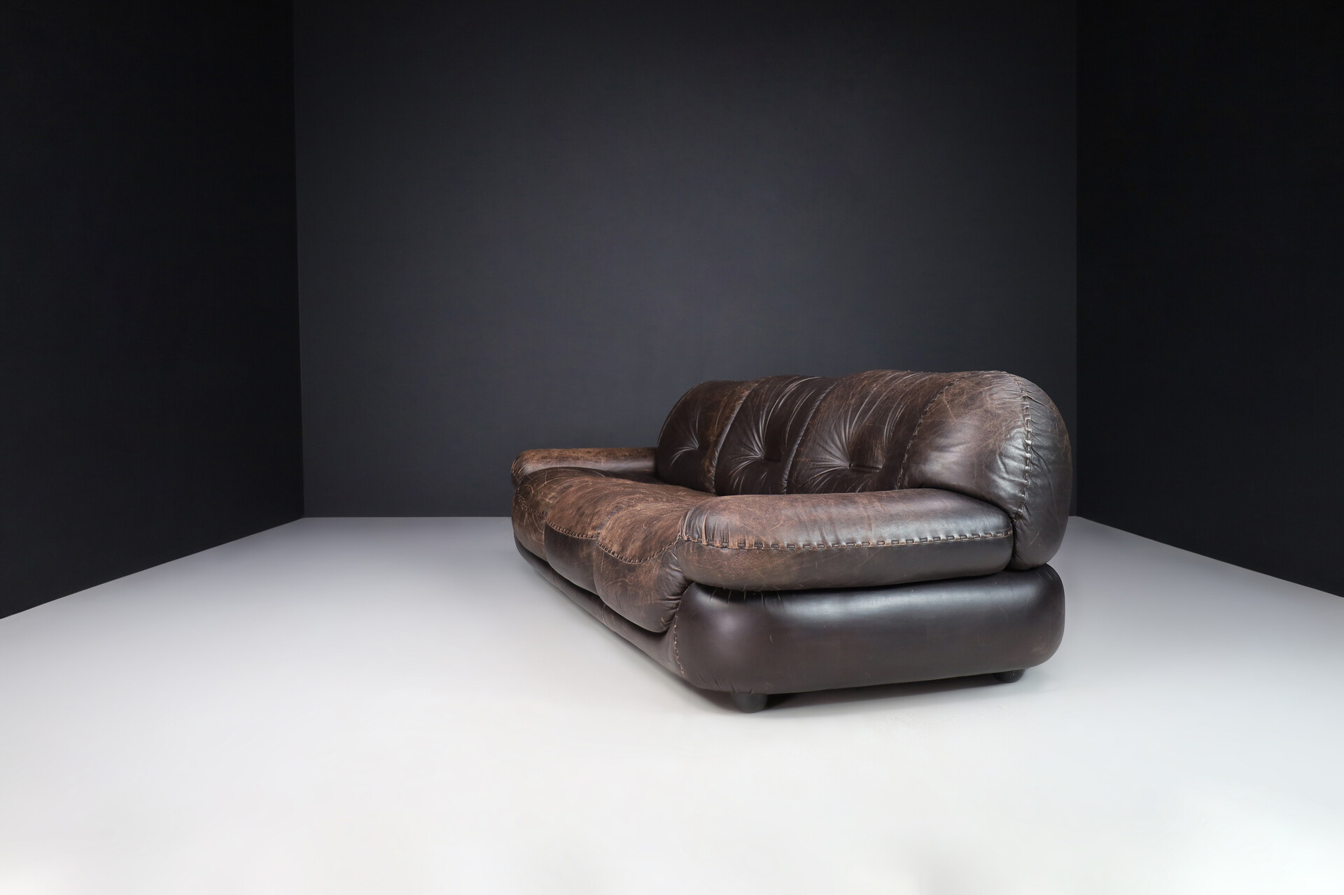 Mid century modern Lounge Sofa in Patinated Brown Leather by Sapporo for Mobil Girgi Late-20th century