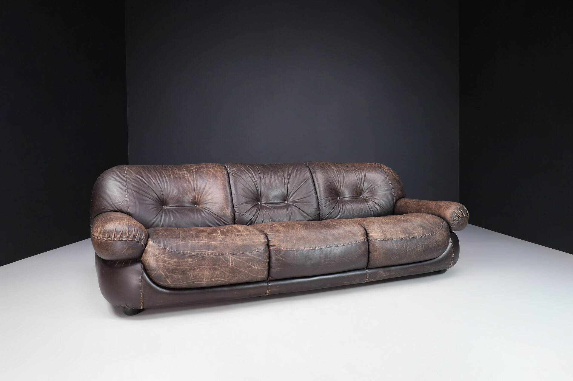 Mid century modern Lounge Sofa in Patinated Brown Leather by Sapporo for Mobil Girgi Late-20th century