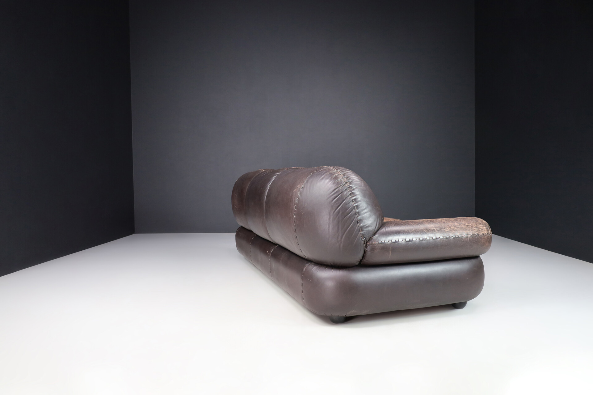 Mid century modern Lounge Sofa in Patinated Brown Leather by Sapporo for Mobil Girgi Late-20th century